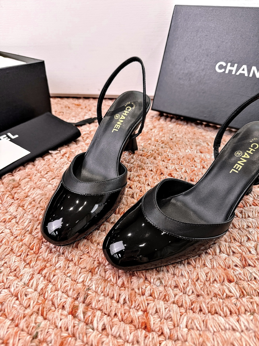 🌾G238😀CHANE*｜小香2026走秀款包头凉鞋凉鞋大方头高跟鞋当巴黎大皇宫的秀场灯光聚焦于足尖这双