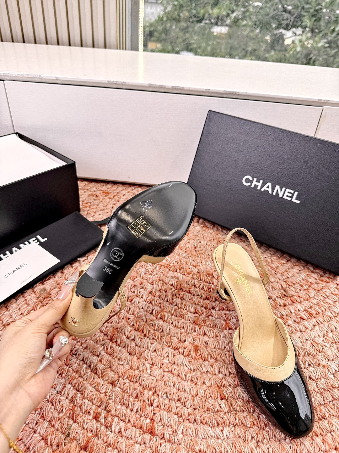 🌾G238😀CHANE*｜小香2026走秀款包头凉鞋凉鞋大方头高跟鞋当巴黎大皇宫的秀场灯光聚焦于足尖这双