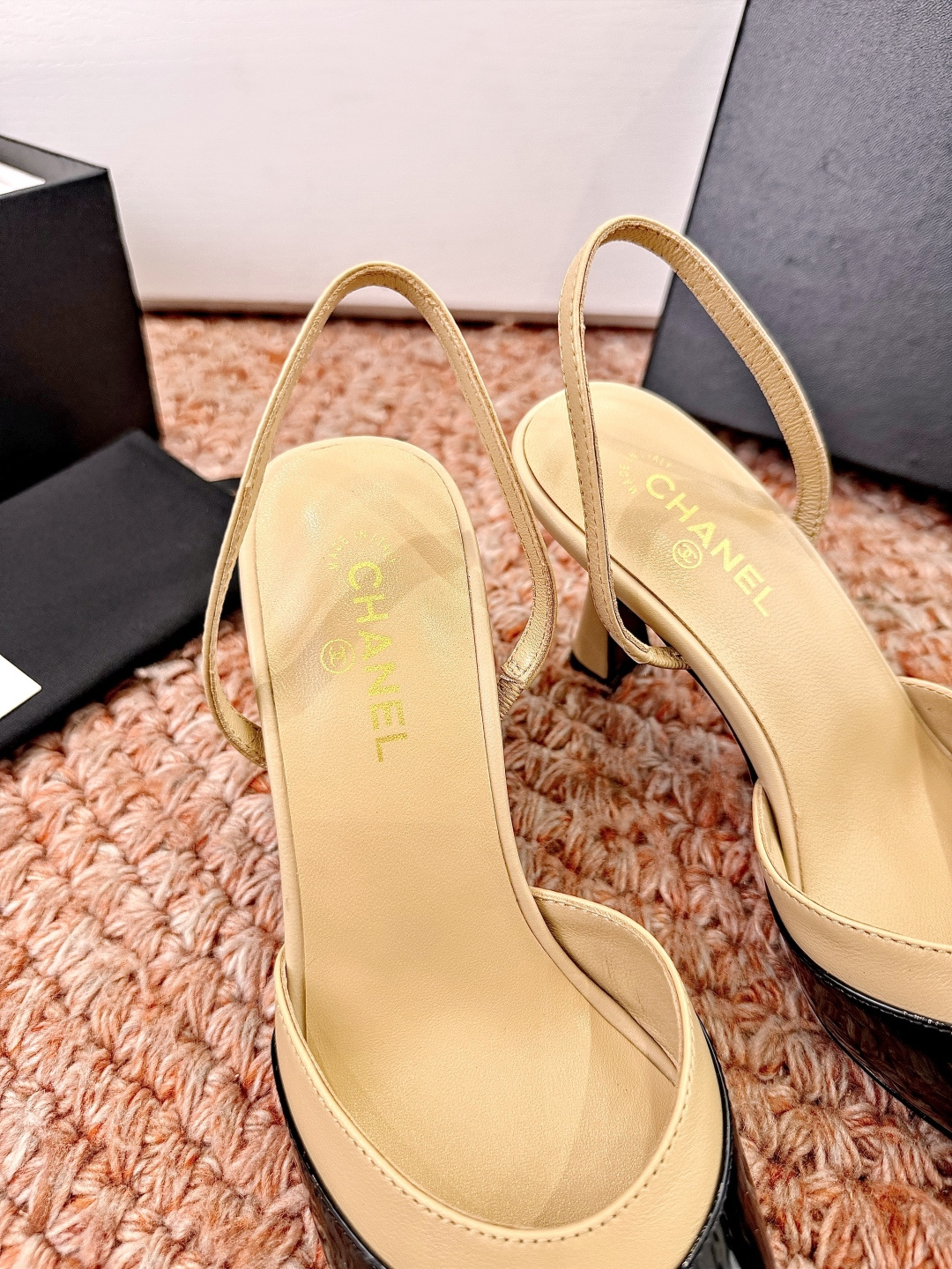 🌾G238😀CHANE*｜小香2026走秀款包头凉鞋凉鞋大方头高跟鞋当巴黎大皇宫的秀场灯光聚焦于足尖这双