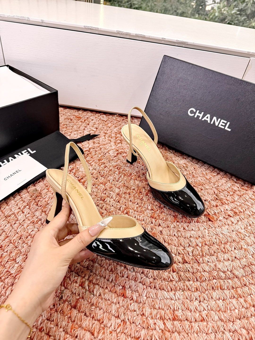 🌾G238😀CHANE*｜小香2026走秀款包头凉鞋凉鞋大方头高跟鞋当巴黎大皇宫的秀场灯光聚焦于足尖这双