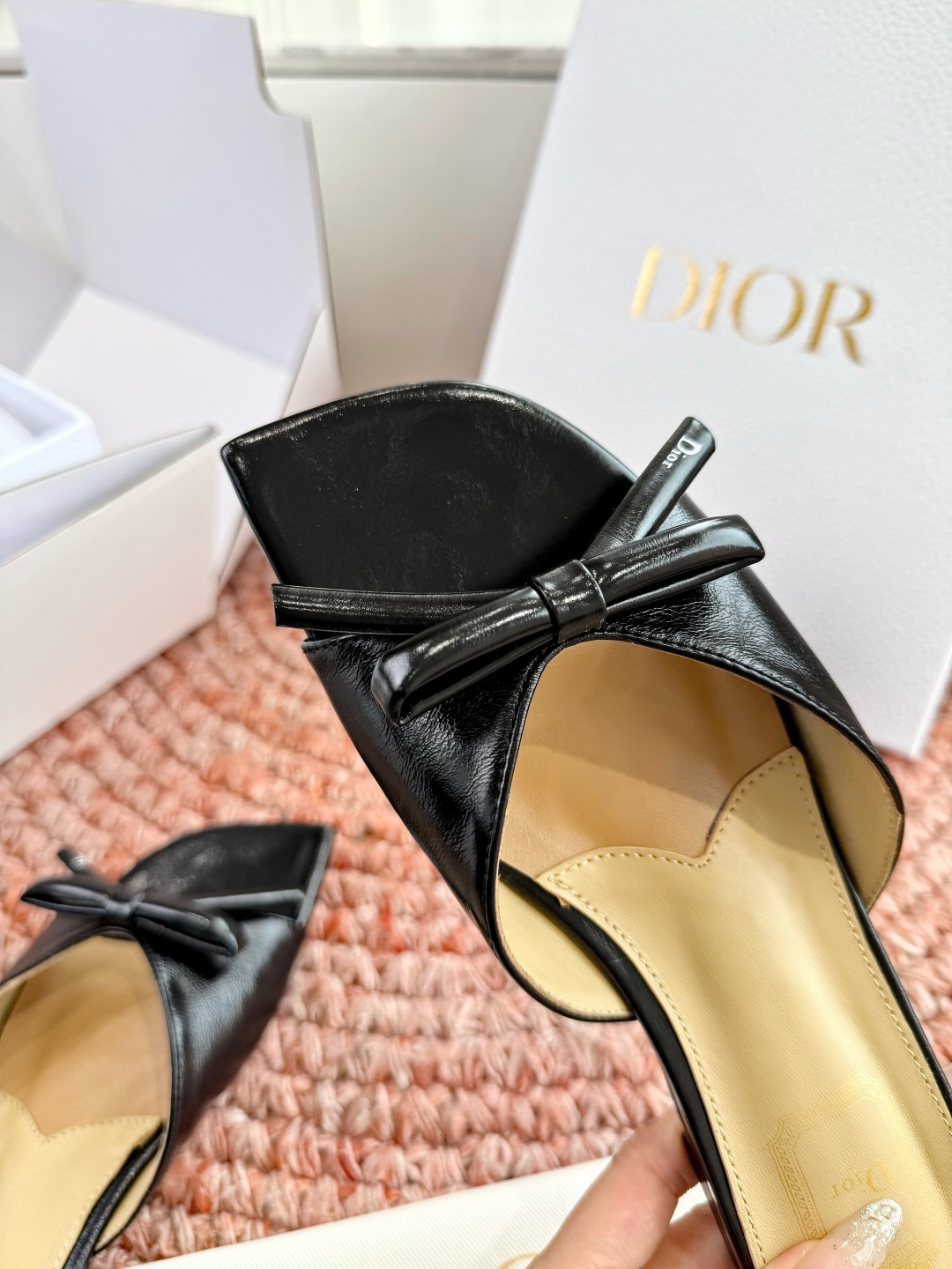 🌾G030顶级品质Dior/迪奥26WF早春新蝴蝶结拖鞋凉鞋标志性金属D字扣缀于鞋头侧畔哑光鎏金质感低调