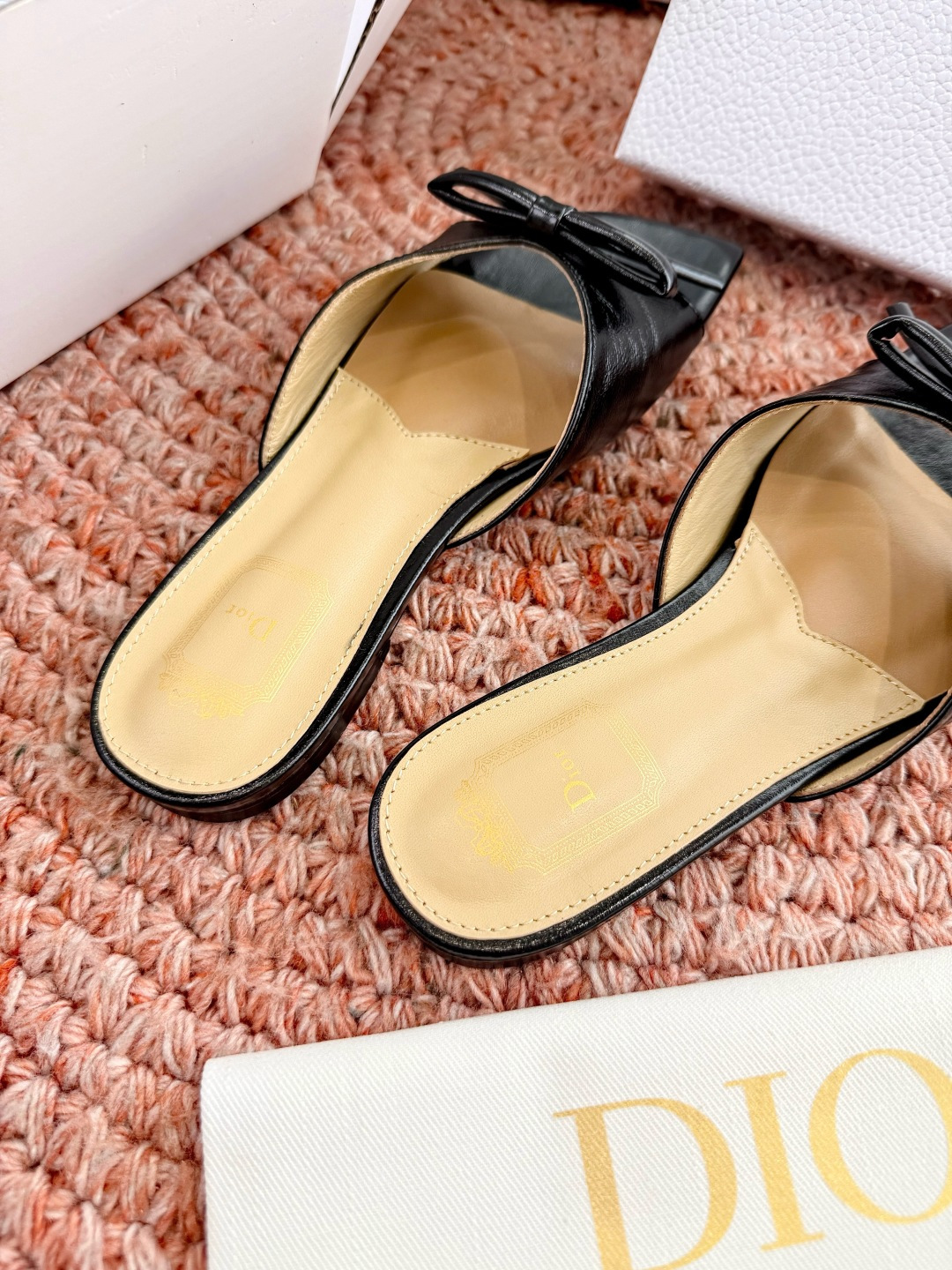 🌾G030顶级品质Dior/迪奥26WF早春新蝴蝶结拖鞋凉鞋标志性金属D字扣缀于鞋头侧畔哑光鎏金质感低调