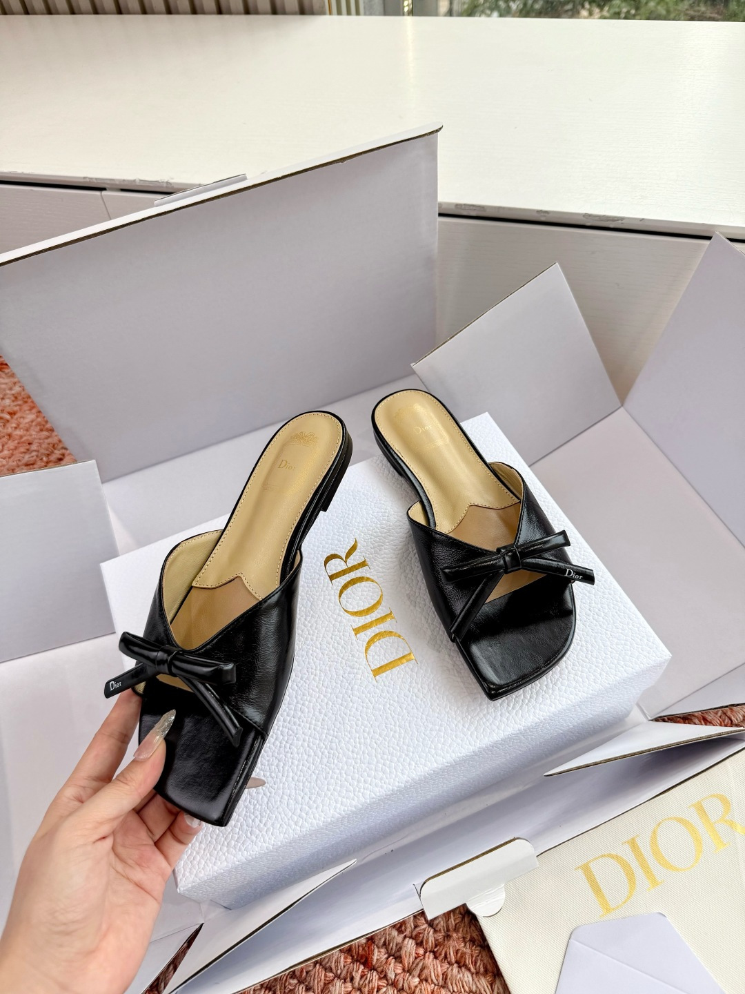 🌾G030顶级品质Dior/迪奥26WF早春新蝴蝶结拖鞋凉鞋标志性金属D字扣缀于鞋头侧畔哑光鎏金质感低调