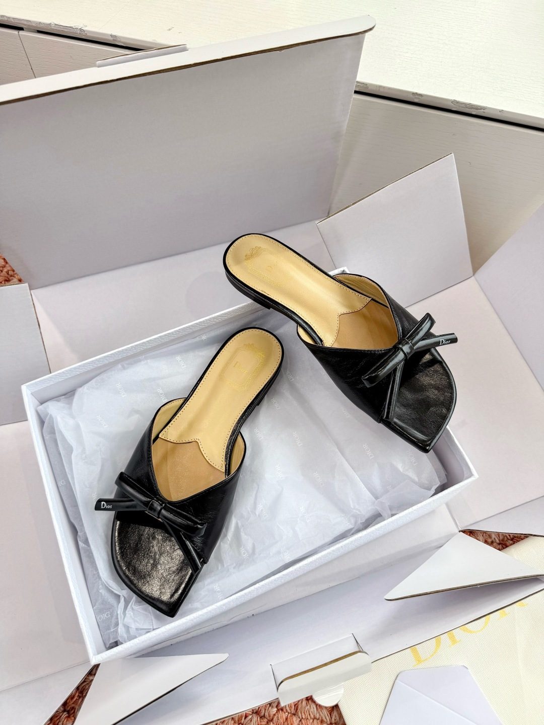 🌾G030顶级品质Dior/迪奥26WF早春新蝴蝶结拖鞋凉鞋标志性金属D字扣缀于鞋头侧畔哑光鎏金质感低调