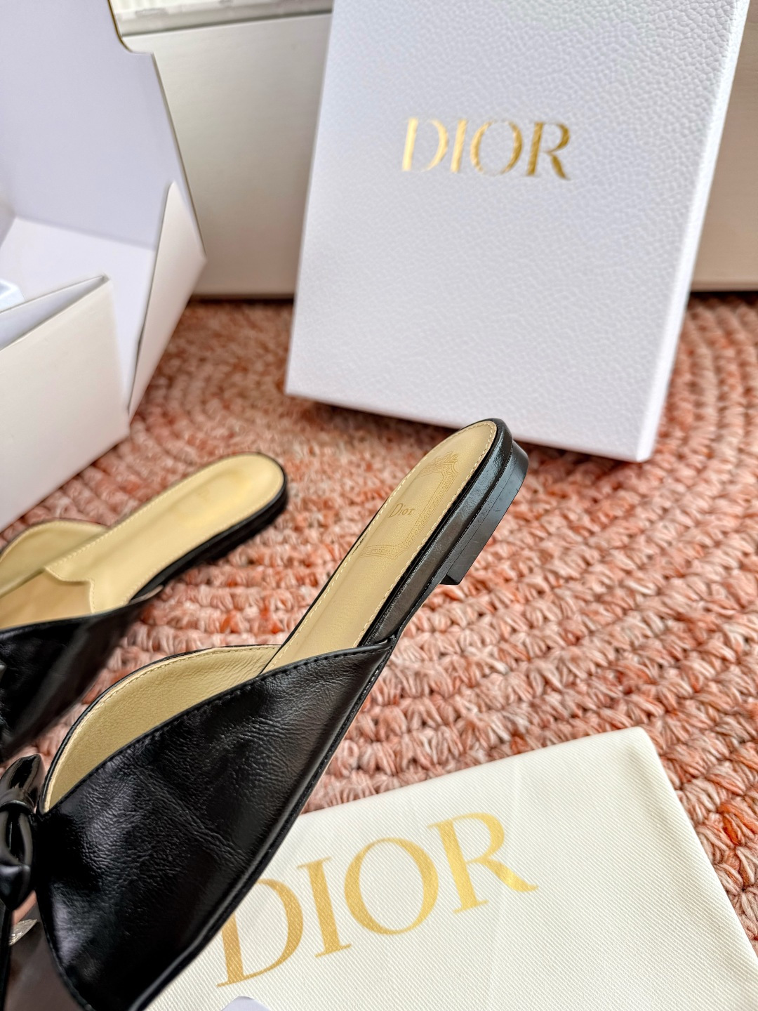 🌾G030顶级品质Dior/迪奥26WF早春新蝴蝶结拖鞋凉鞋标志性金属D字扣缀于鞋头侧畔哑光鎏金质感低调