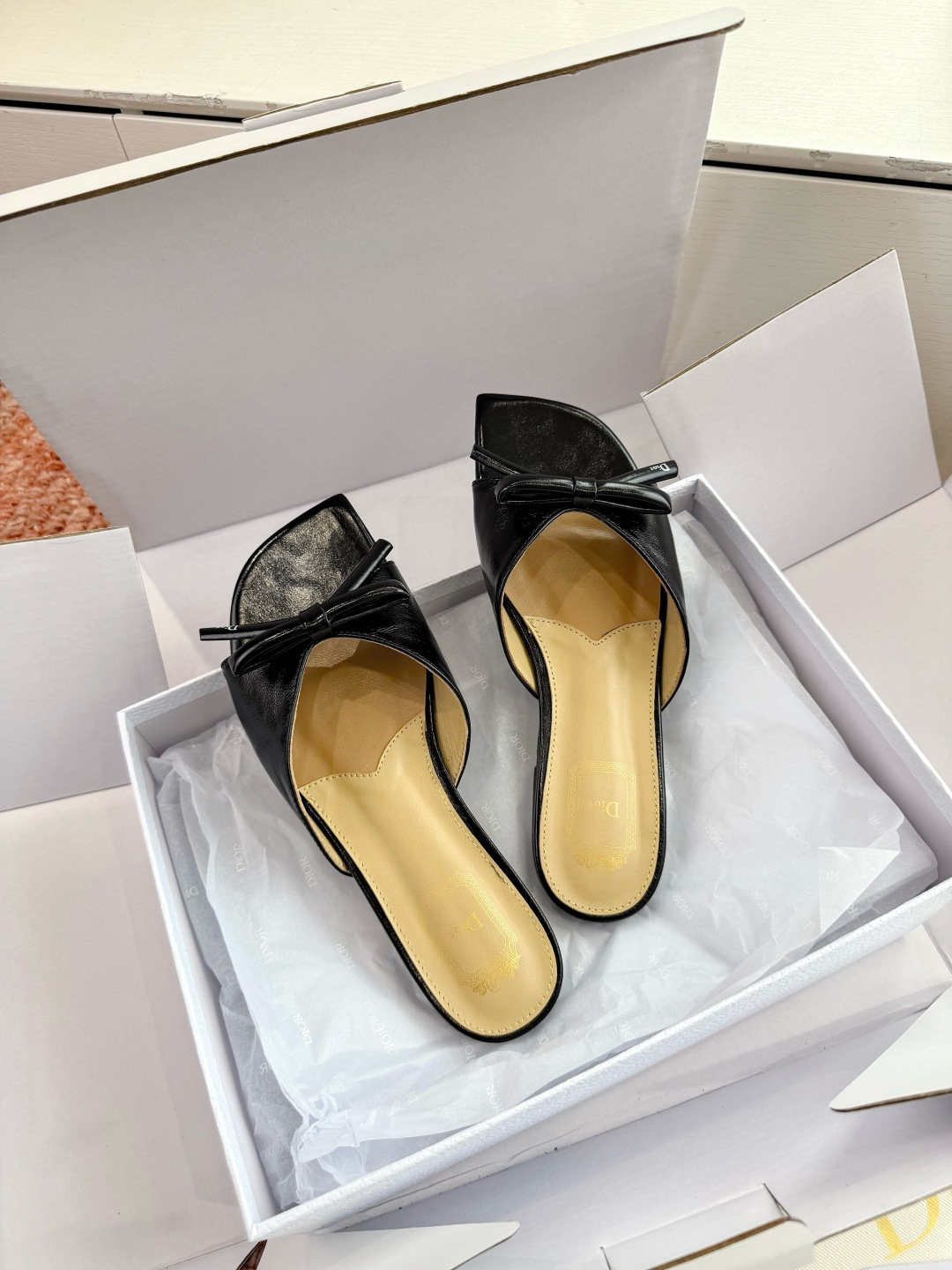 🌾G030顶级品质Dior/迪奥26WF早春新蝴蝶结拖鞋凉鞋标志性金属D字扣缀于鞋头侧畔哑光鎏金质感低调