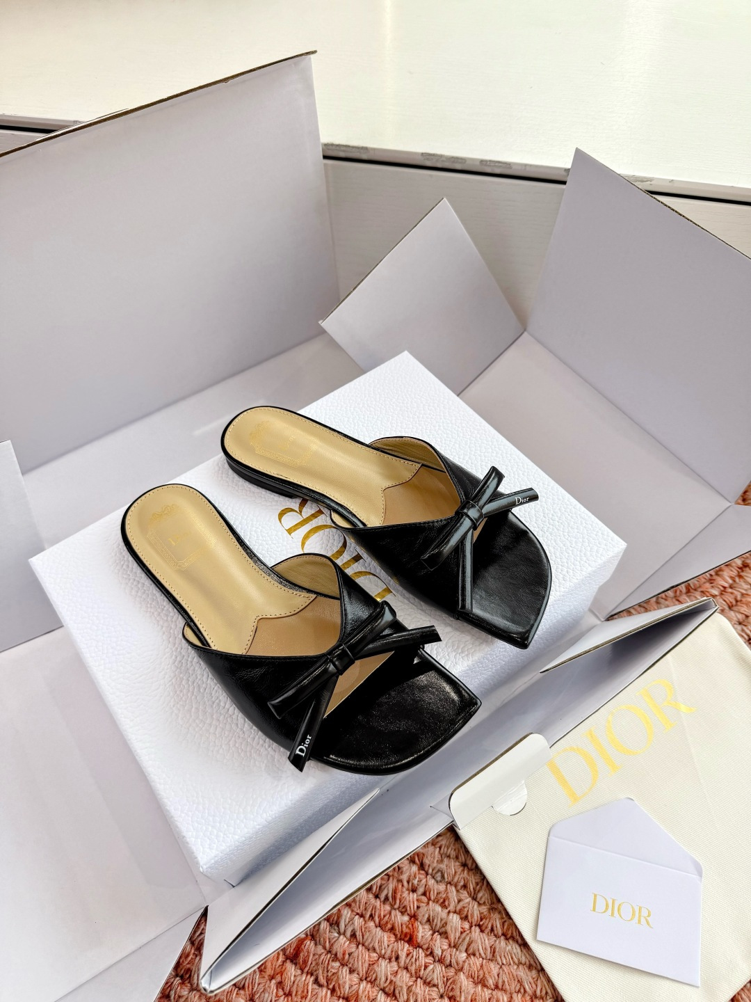 🌾G030顶级品质Dior/迪奥26WF早春新蝴蝶结拖鞋凉鞋标志性金属D字扣缀于鞋头侧畔哑光鎏金质感低调