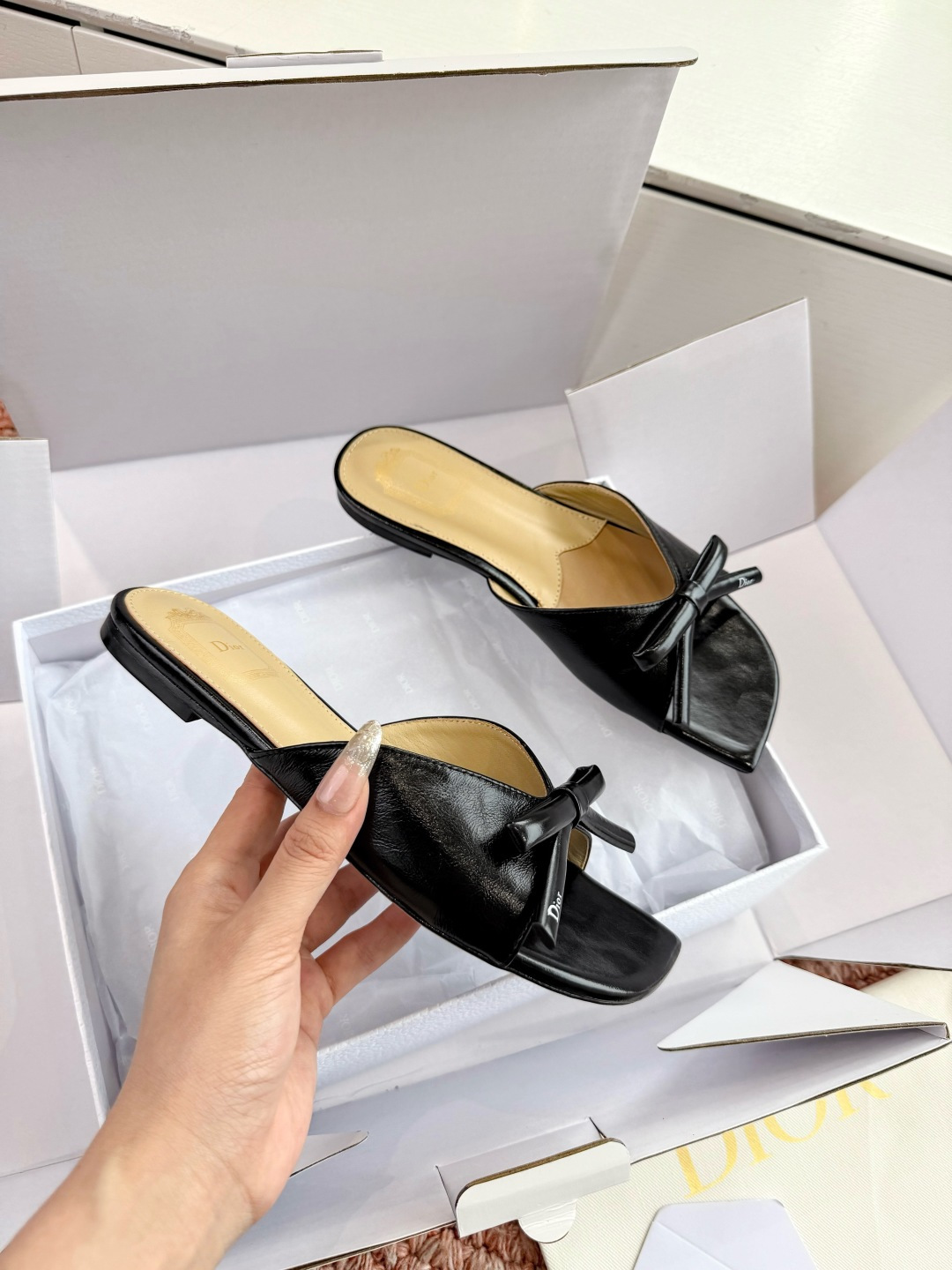 🌾G030顶级品质Dior/迪奥26WF早春新蝴蝶结拖鞋凉鞋标志性金属D字扣缀于鞋头侧畔哑光鎏金质感低调