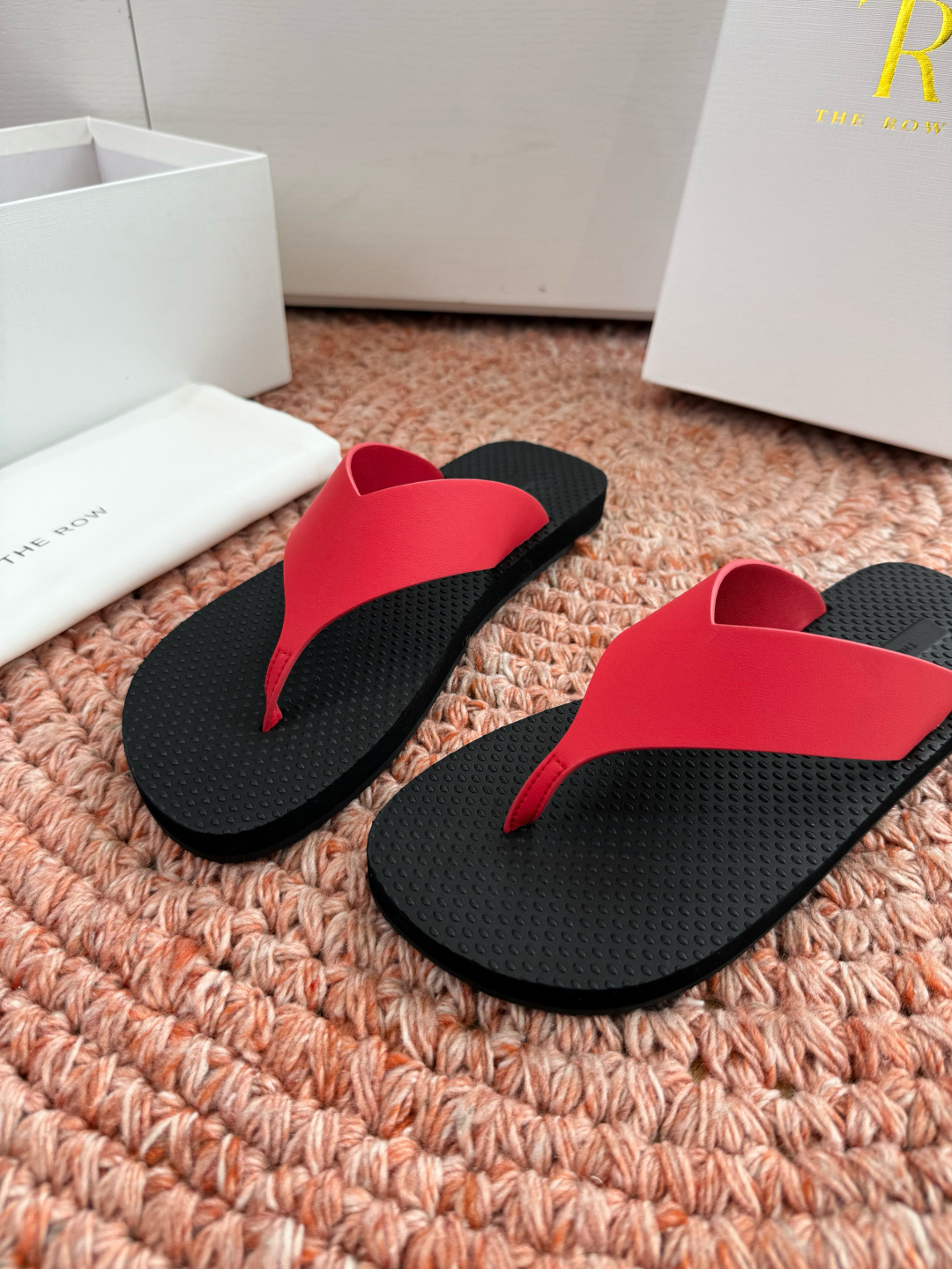 🌾所见即所得G038代购级别the ro*夹脚沙滩拖鞋一定要收了它 有一丢高级又简约的感觉其实除了好看以