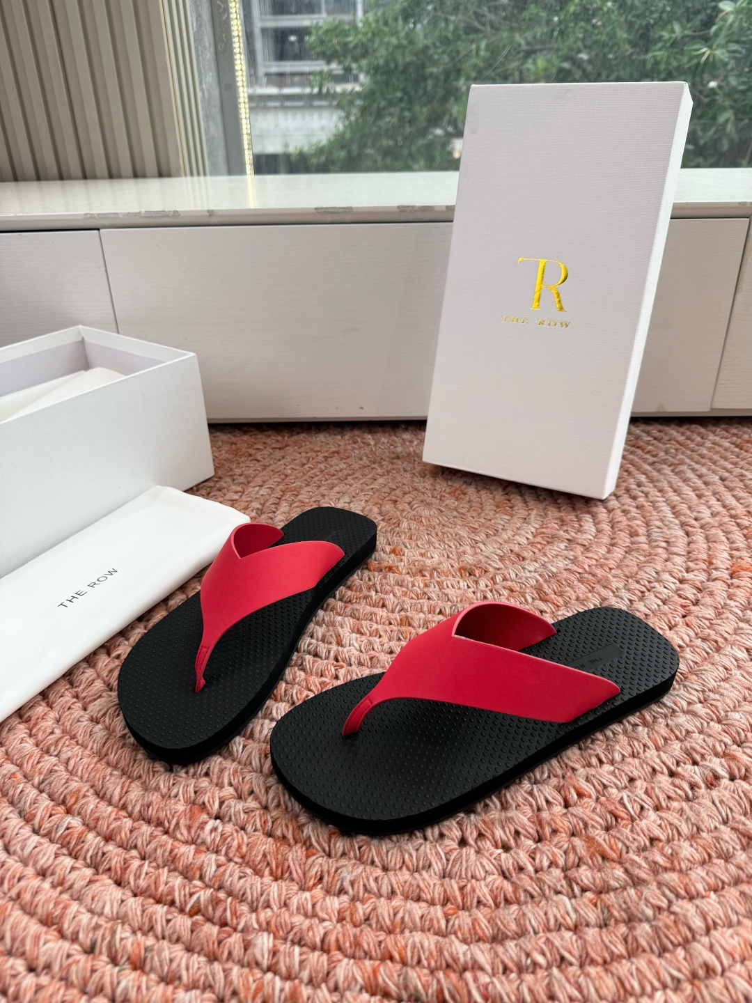 🌾所见即所得G038代购级别the ro*夹脚沙滩拖鞋一定要收了它 有一丢高级又简约的感觉其实除了好看以