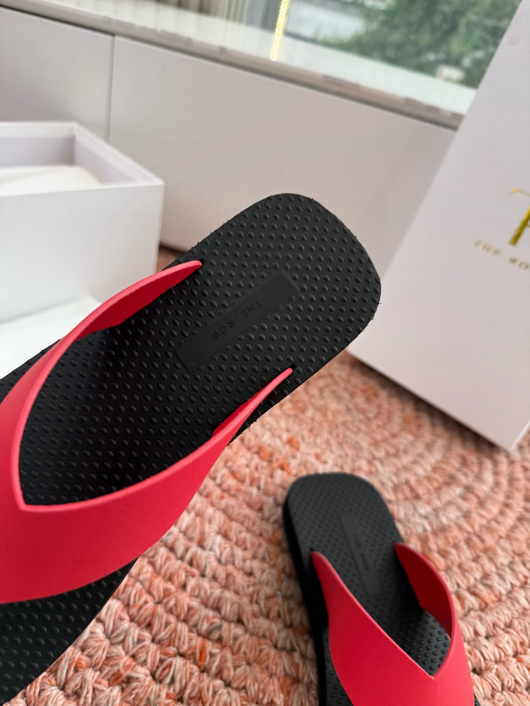 🌾所见即所得G038代购级别the ro*夹脚沙滩拖鞋一定要收了它 有一丢高级又简约的感觉其实除了好看以