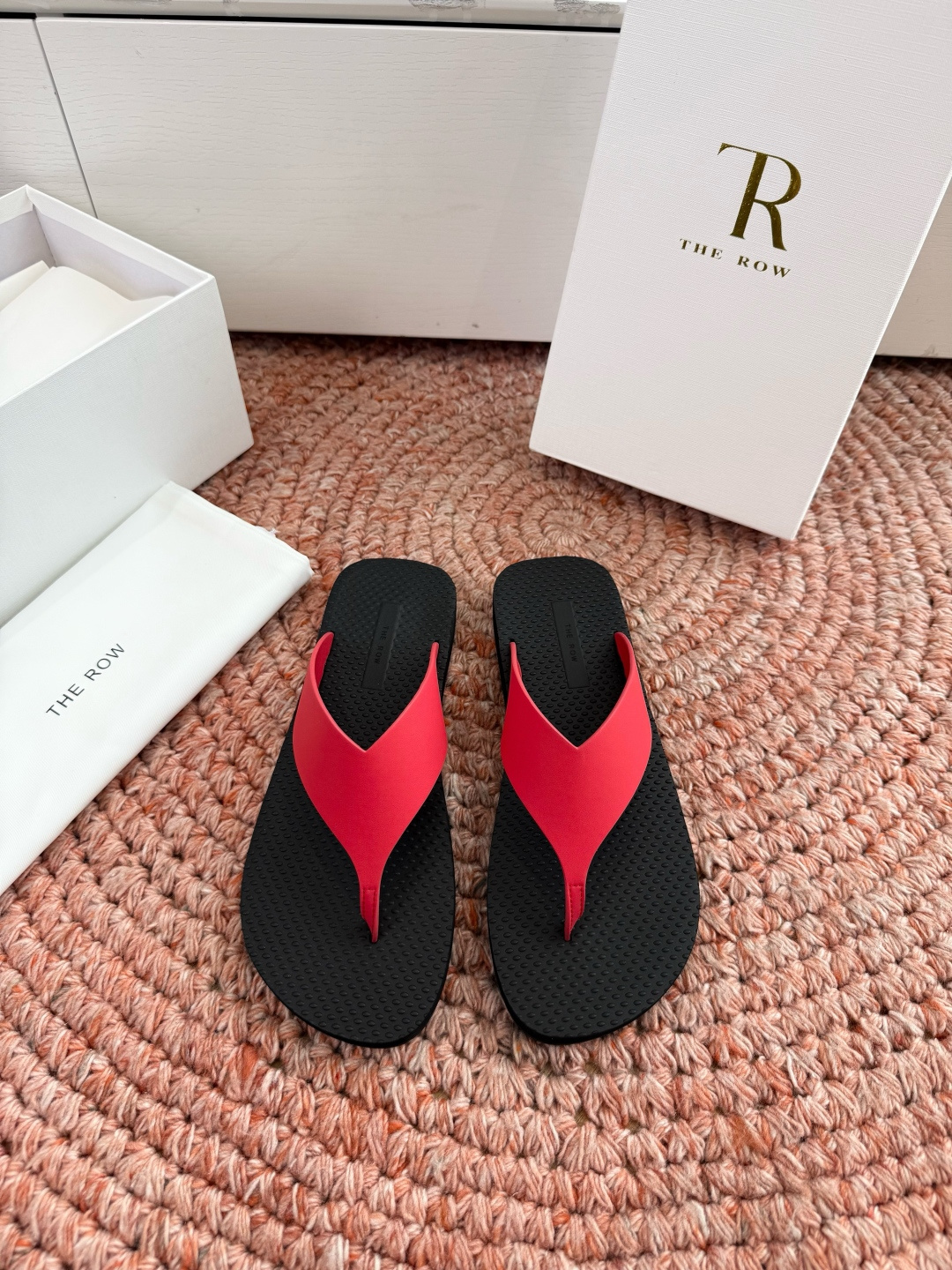 🌾所见即所得G038代购级别the ro*夹脚沙滩拖鞋一定要收了它 有一丢高级又简约的感觉其实除了好看以