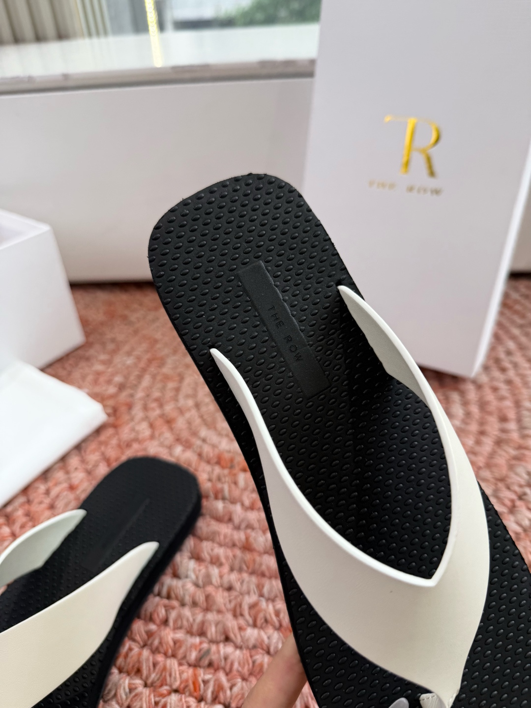 🌾所见即所得G038代购级别the ro*夹脚沙滩拖鞋一定要收了它 有一丢高级又简约的感觉其实除了好看以