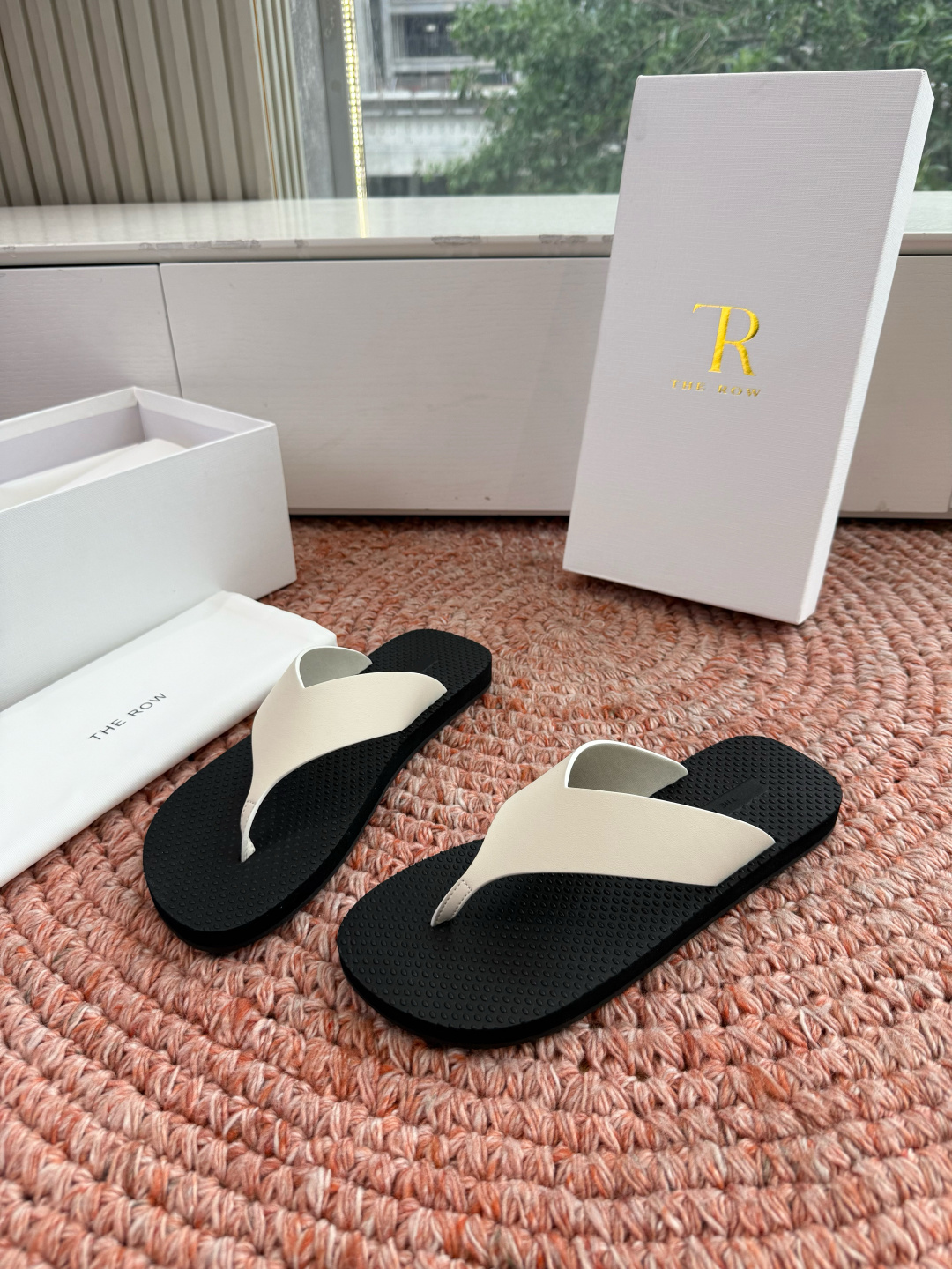 🌾所见即所得G038代购级别the ro*夹脚沙滩拖鞋一定要收了它 有一丢高级又简约的感觉其实除了好看以