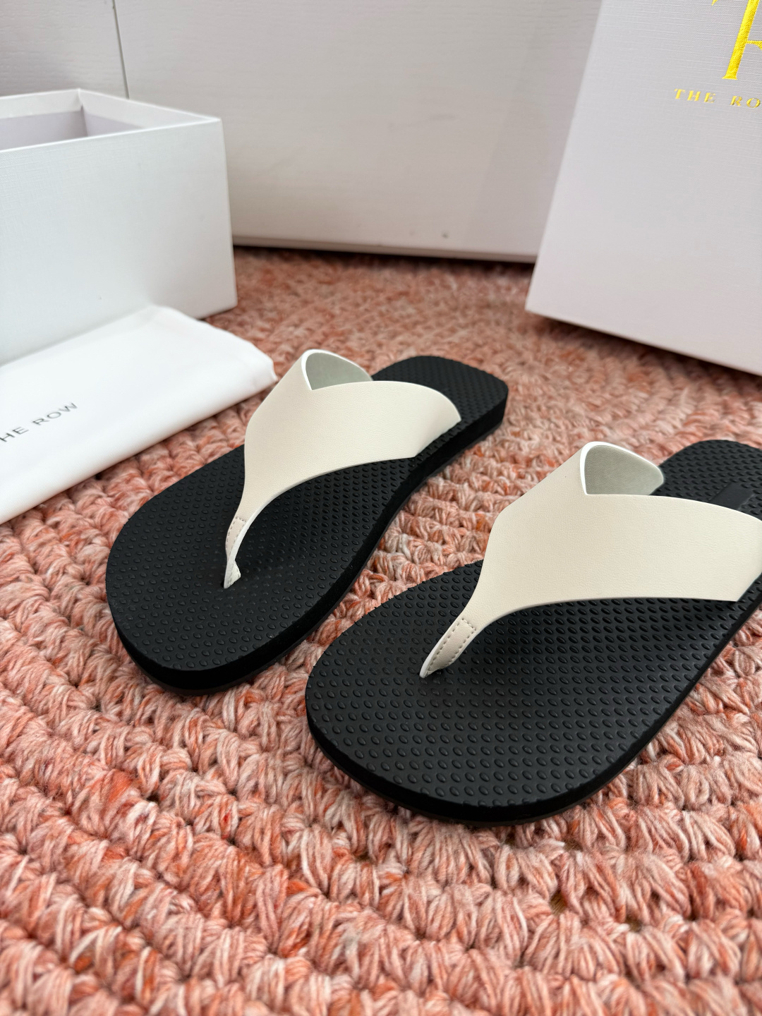 🌾所见即所得G038代购级别the ro*夹脚沙滩拖鞋一定要收了它 有一丢高级又简约的感觉其实除了好看以