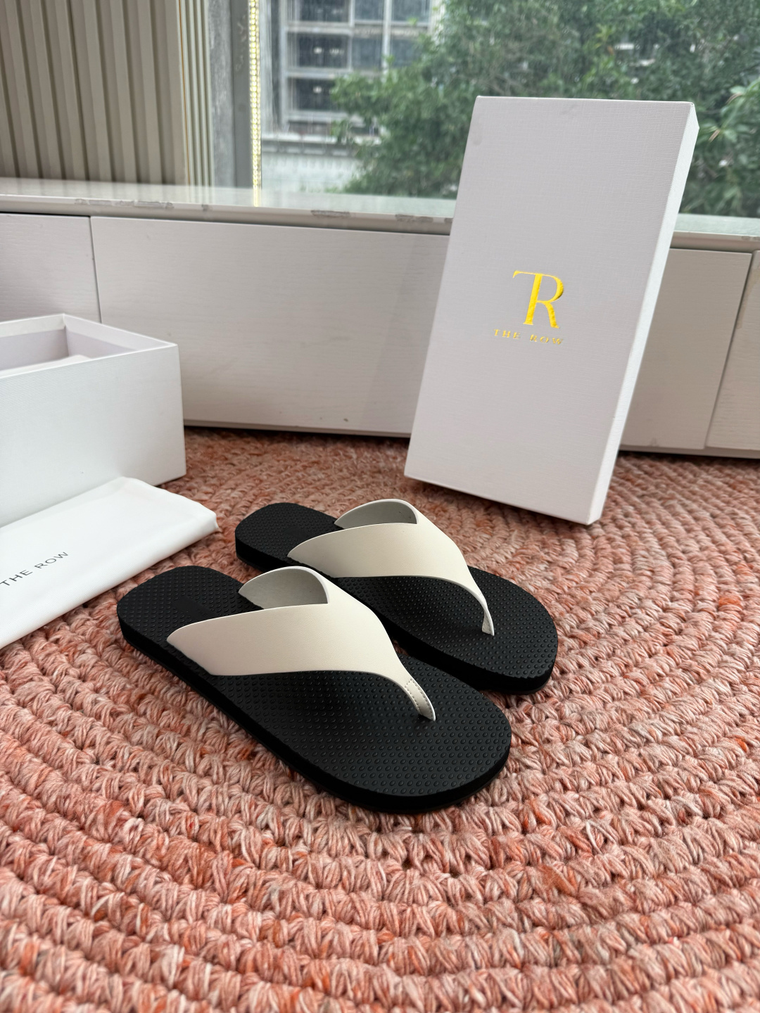 🌾所见即所得G038代购级别the ro*夹脚沙滩拖鞋一定要收了它 有一丢高级又简约的感觉其实除了好看以