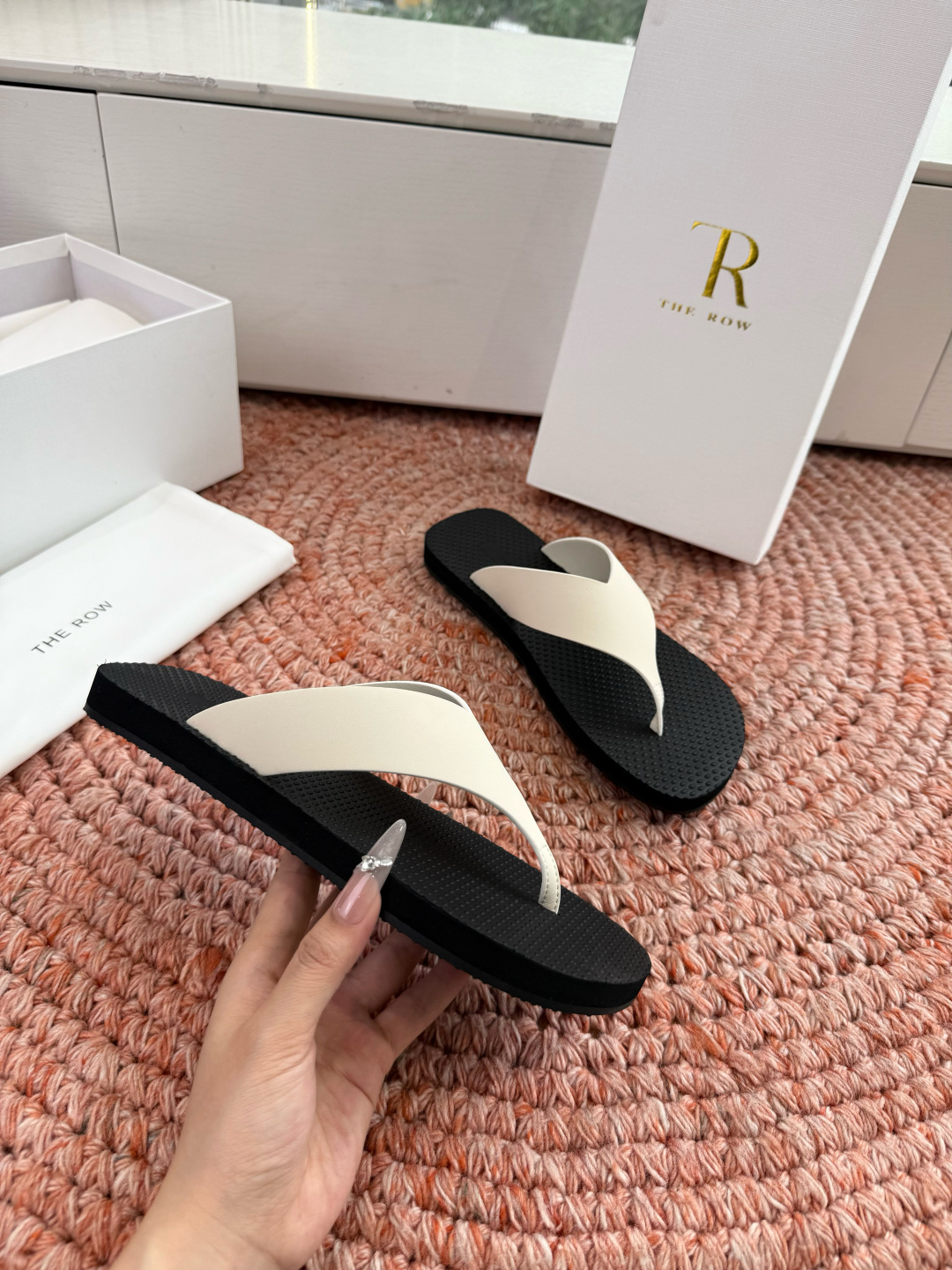 🌾所见即所得G038代购级别the ro*夹脚沙滩拖鞋一定要收了它 有一丢高级又简约的感觉其实除了好看以