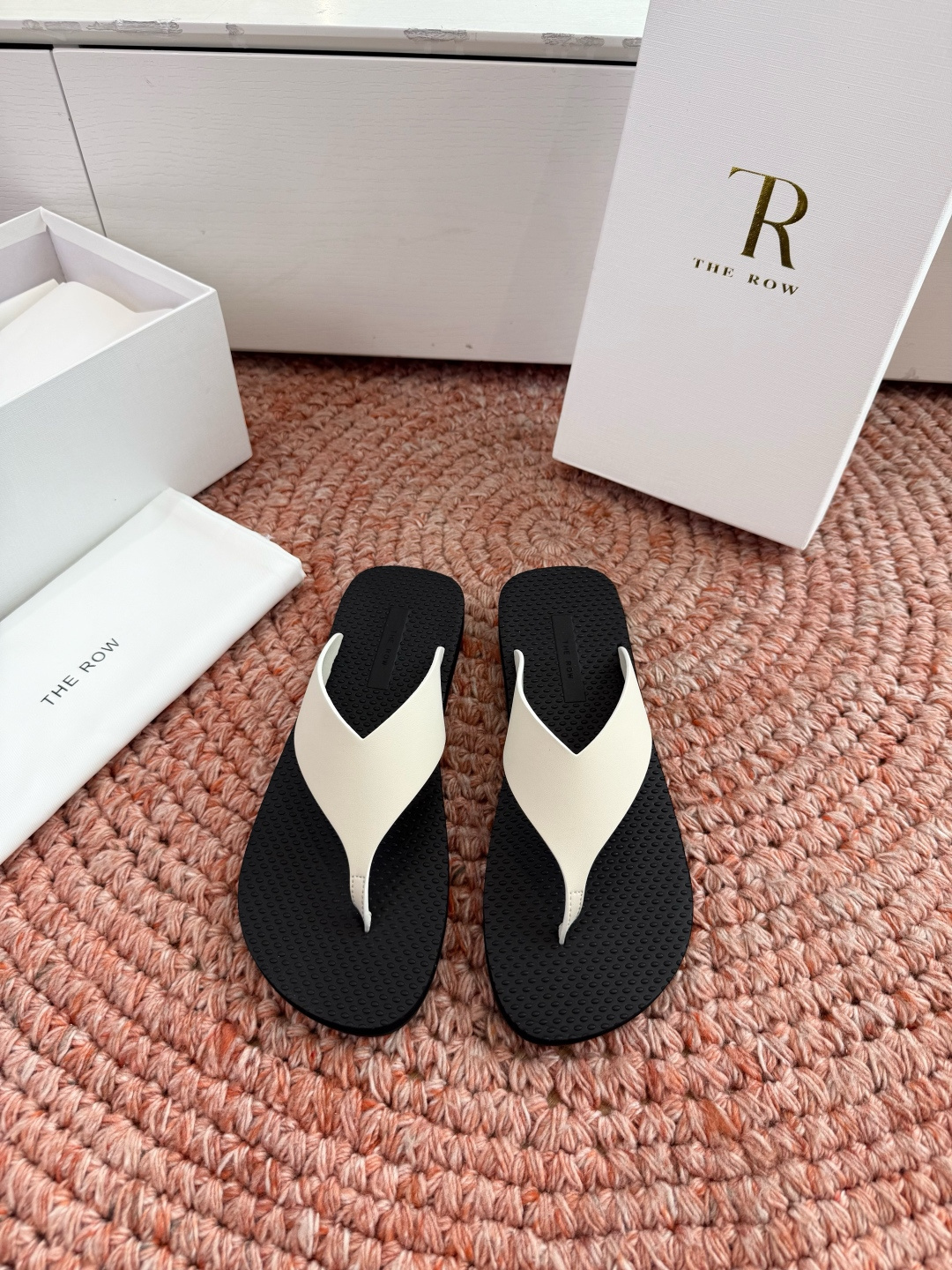 🌾所见即所得G038代购级别the ro*夹脚沙滩拖鞋一定要收了它 有一丢高级又简约的感觉其实除了好看以