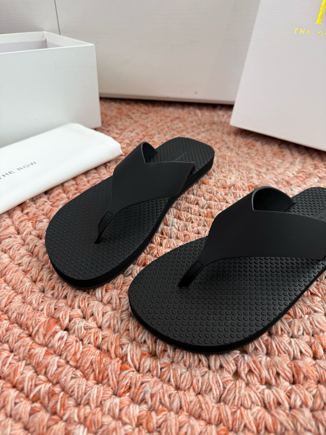 🌾所见即所得G038代购级别the ro*夹脚沙滩拖鞋一定要收了它 有一丢高级又简约的感觉其实除了好看以