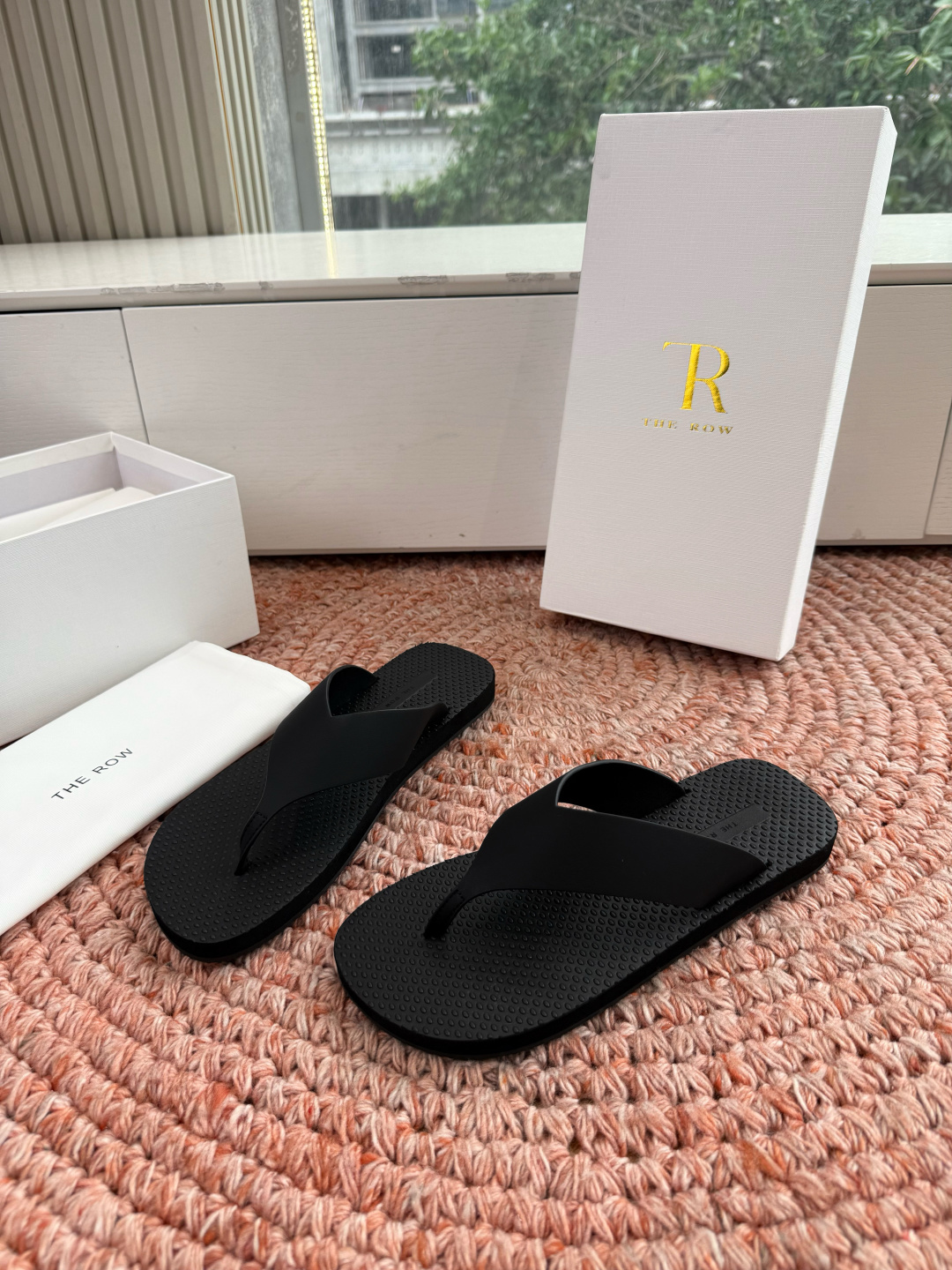 🌾所见即所得G038代购级别the ro*夹脚沙滩拖鞋一定要收了它 有一丢高级又简约的感觉其实除了好看以