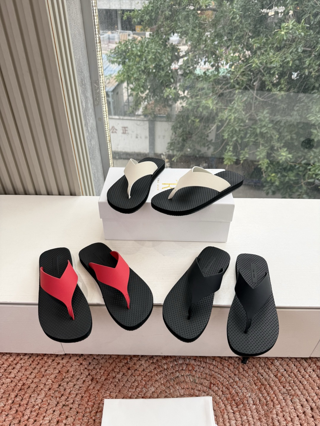 🌾所见即所得G038代购级别the ro*夹脚沙滩拖鞋一定要收了它 有一丢高级又简约的感觉其实除了好看以