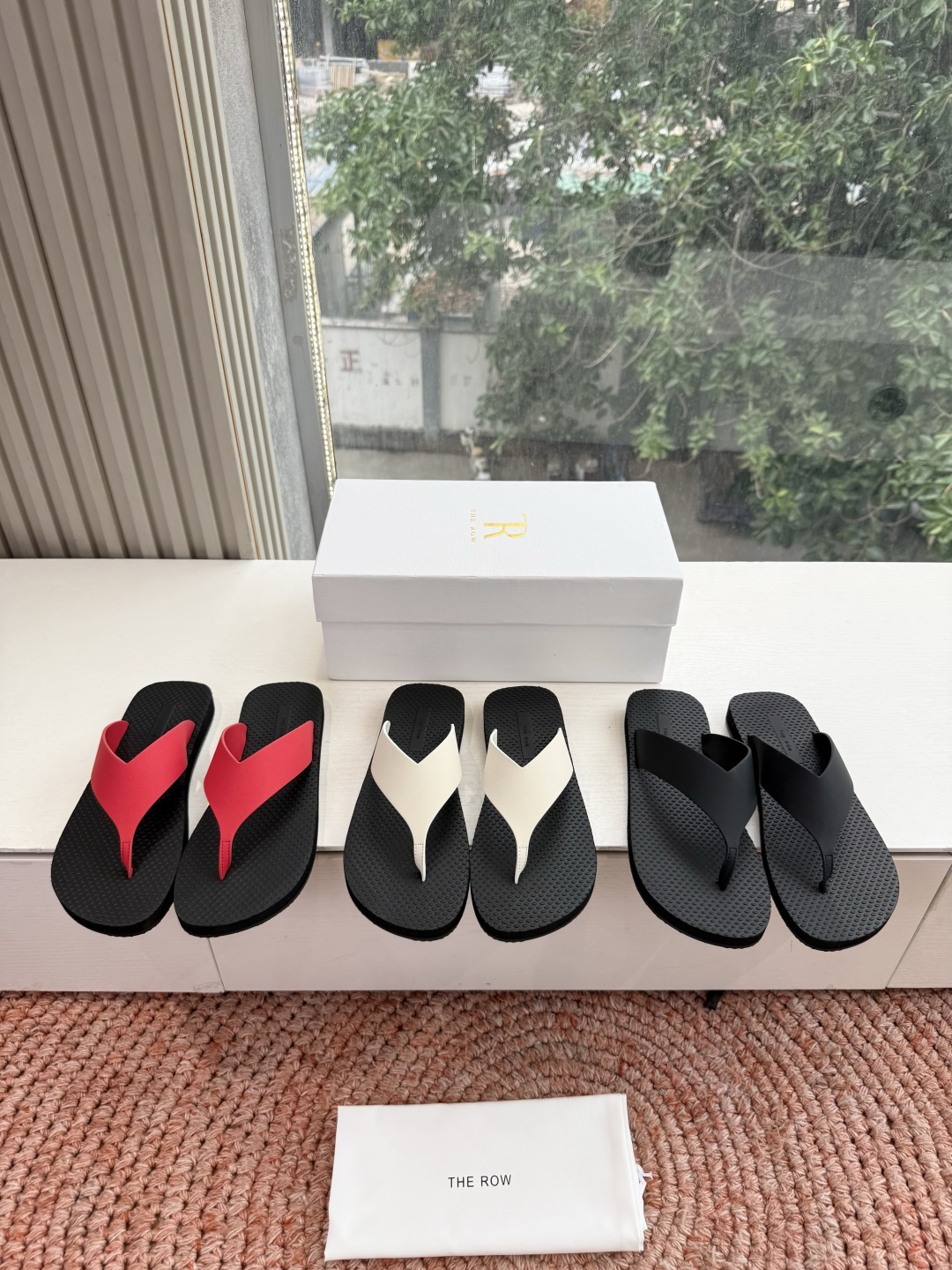 🌾所见即所得G038代购级别the ro*夹脚沙滩拖鞋一定要收了它 有一丢高级又简约的感觉其实除了好看以