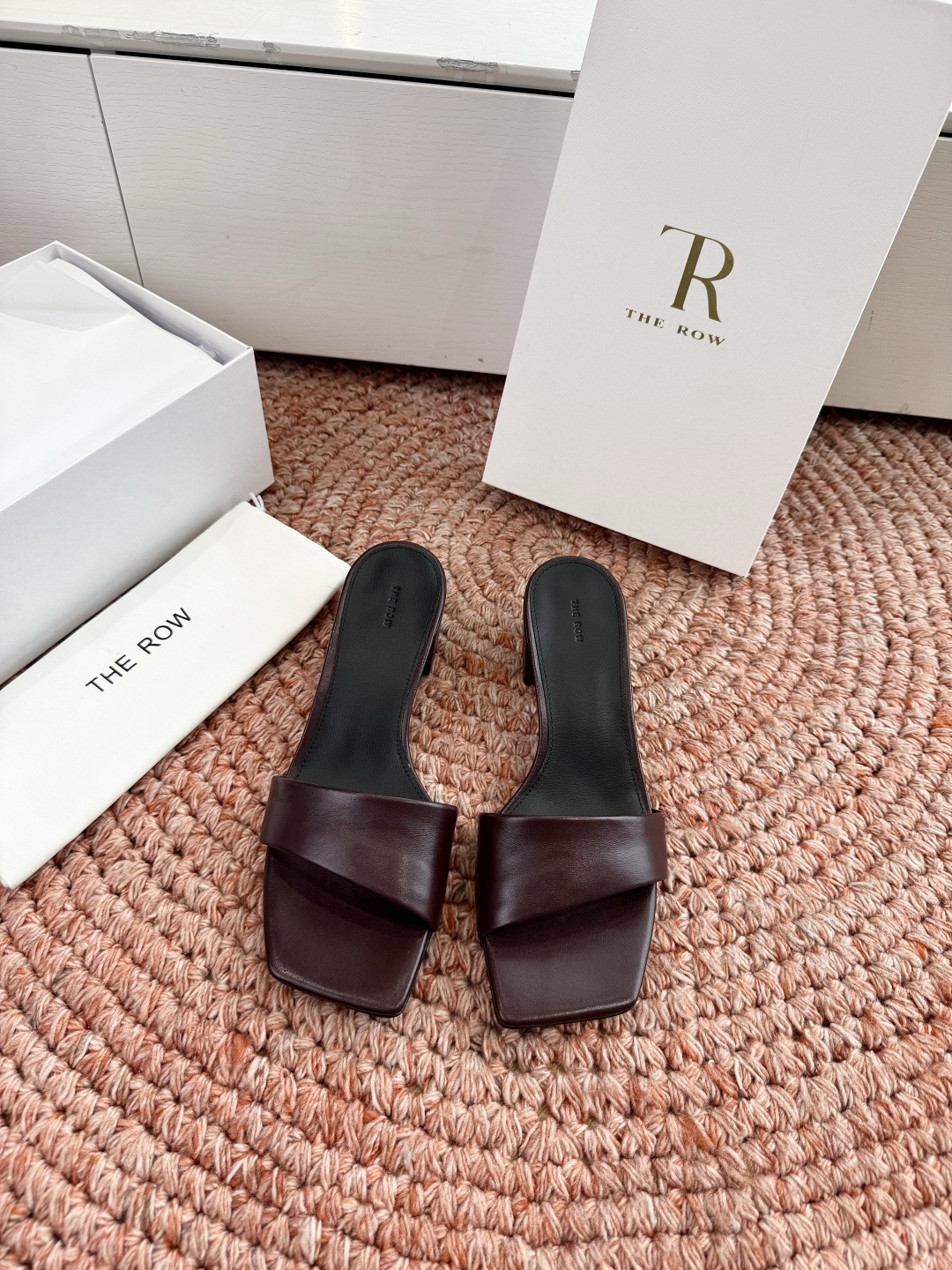 🌾所见即所得G213代购级别the ro*拖鞋凉鞋一定要收了它 有一丢高级又简约的感觉其实除了好看以外它