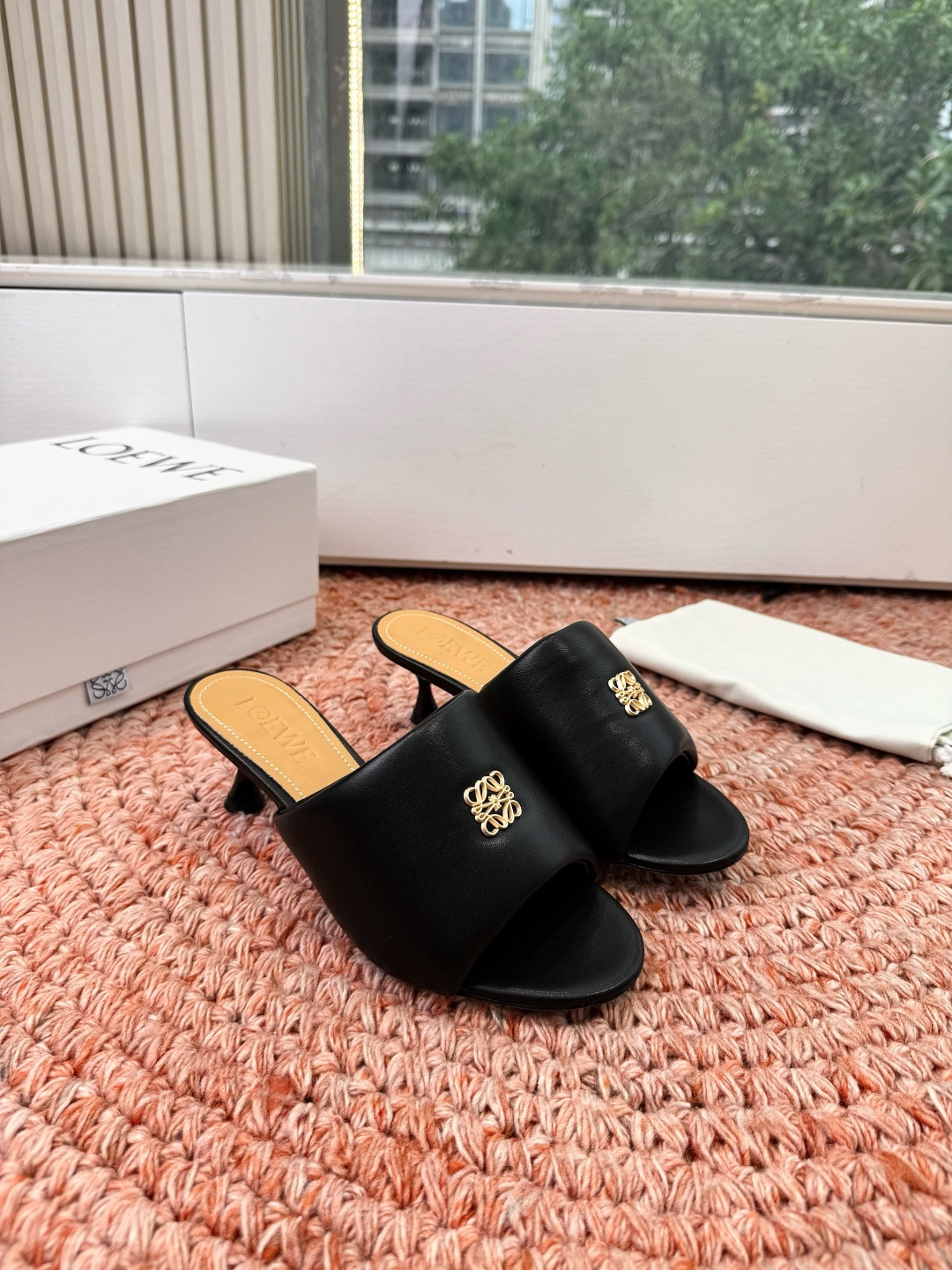 🌾G042顶级品质LOEWE 罗意威 法式复古感的拖鞋来啦！✔️饰以Anagram Pebble标志性元