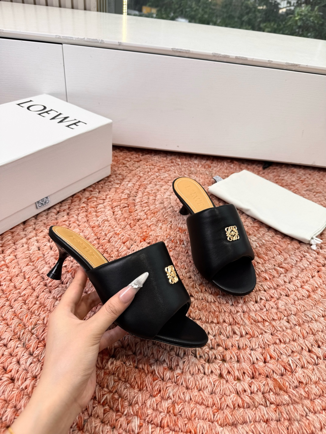 🌾G042顶级品质LOEWE 罗意威 法式复古感的拖鞋来啦！✔️饰以Anagram Pebble标志性元