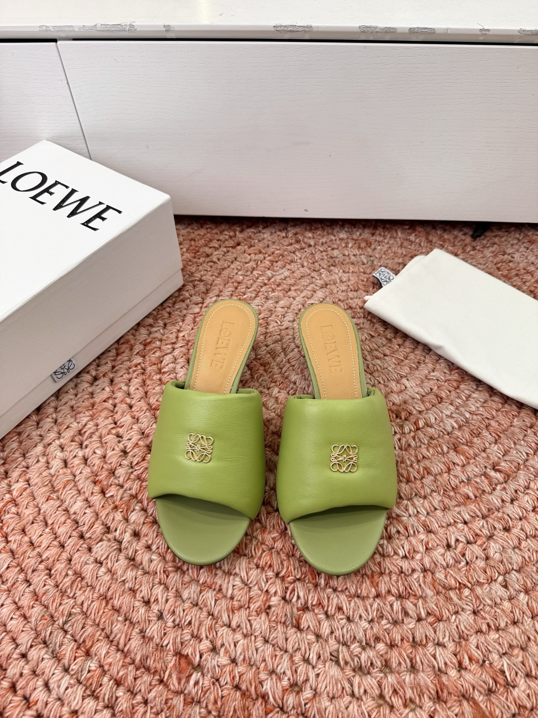 🌾G042顶级品质LOEWE 罗意威 法式复古感的拖鞋来啦！✔️饰以Anagram Pebble标志性元