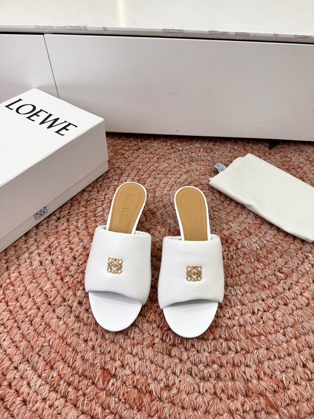 🌾G042顶级品质LOEWE 罗意威 法式复古感的拖鞋来啦！✔️饰以Anagram Pebble标志性元