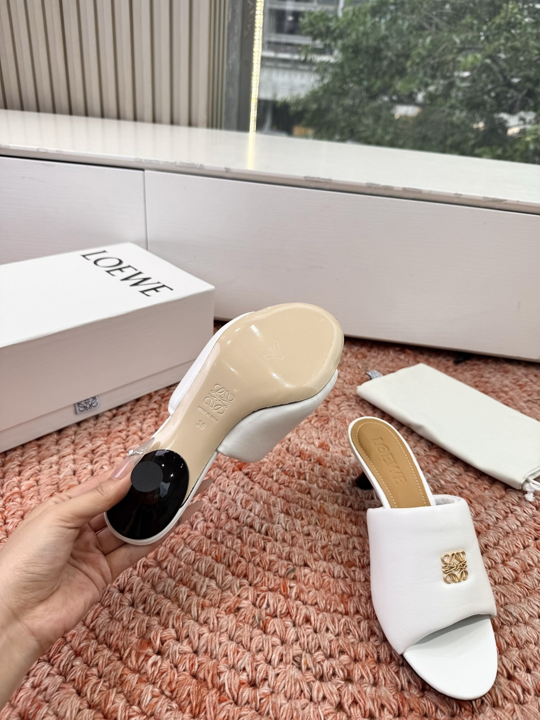 🌾G042顶级品质LOEWE 罗意威 法式复古感的拖鞋来啦！✔️饰以Anagram Pebble标志性元