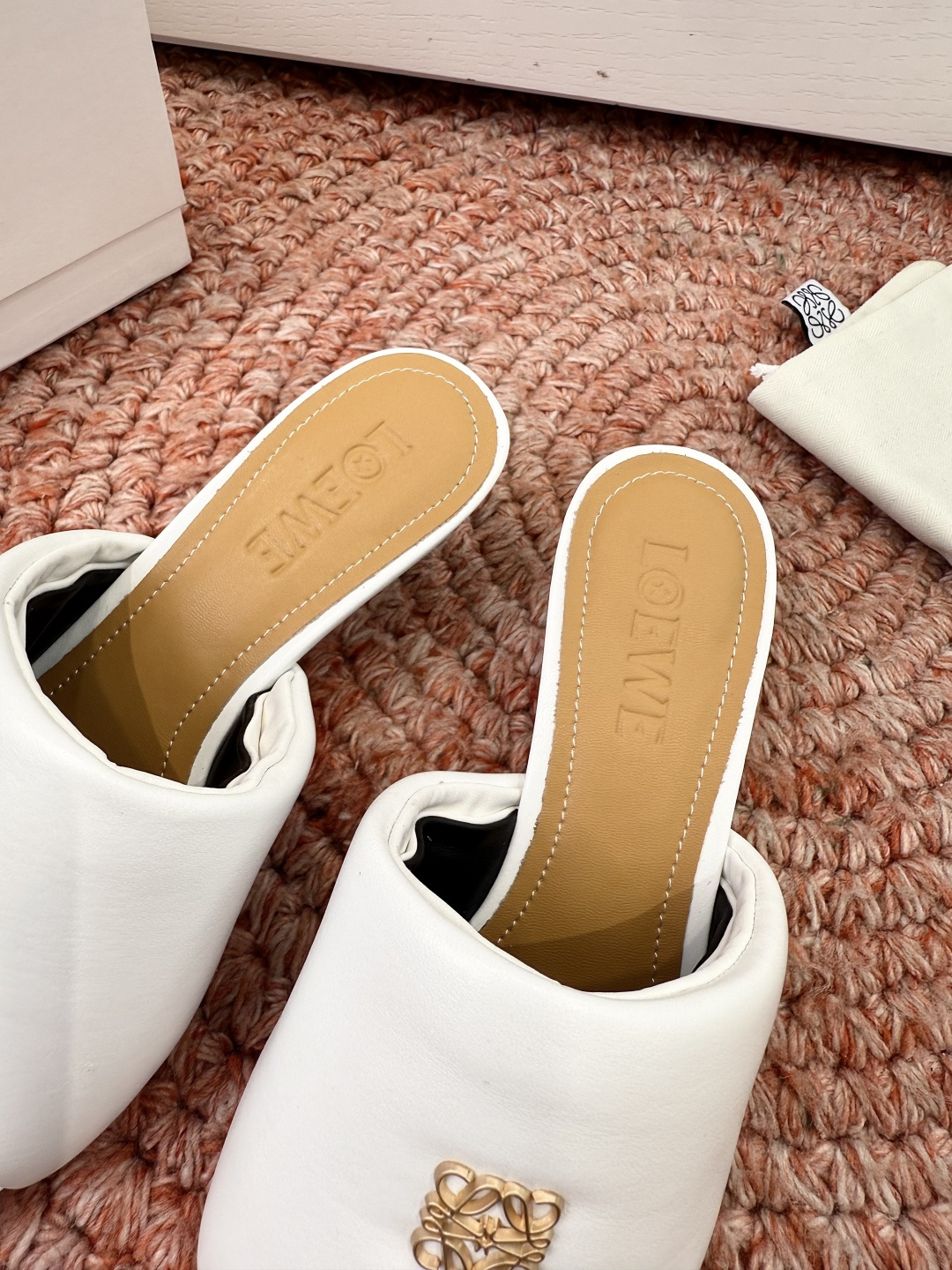 🌾G042顶级品质LOEWE 罗意威 法式复古感的拖鞋来啦！✔️饰以Anagram Pebble标志性元