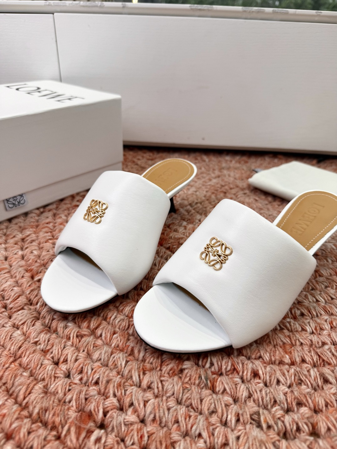 🌾G042顶级品质LOEWE 罗意威 法式复古感的拖鞋来啦！✔️饰以Anagram Pebble标志性元