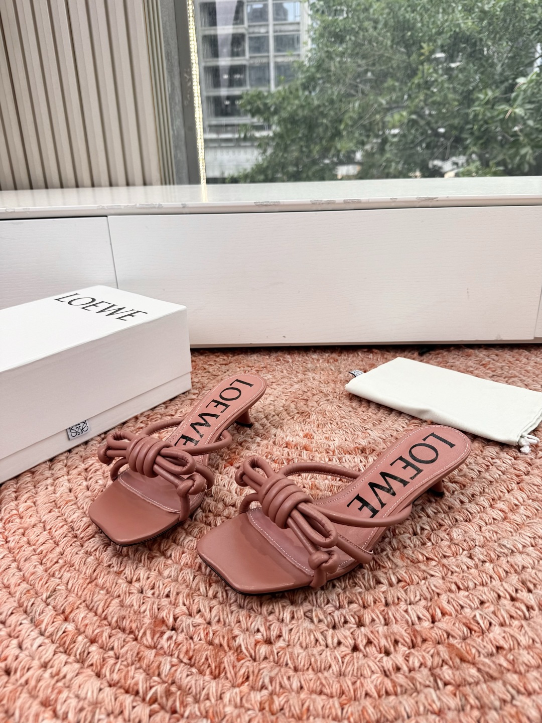 🌾G042顶级品质LOEWE 罗意威蝴蝶结复古感的拖鞋来啦！✔️饰以Anagram Pebble标志性元