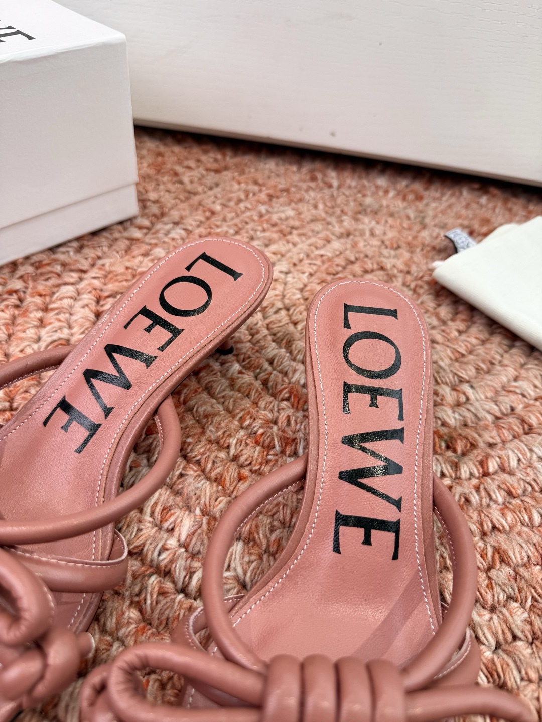 🌾G042顶级品质LOEWE 罗意威蝴蝶结复古感的拖鞋来啦！✔️饰以Anagram Pebble标志性元