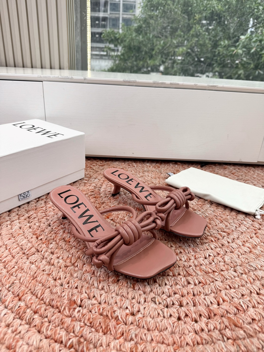 🌾G042顶级品质LOEWE 罗意威蝴蝶结复古感的拖鞋来啦！✔️饰以Anagram Pebble标志性元