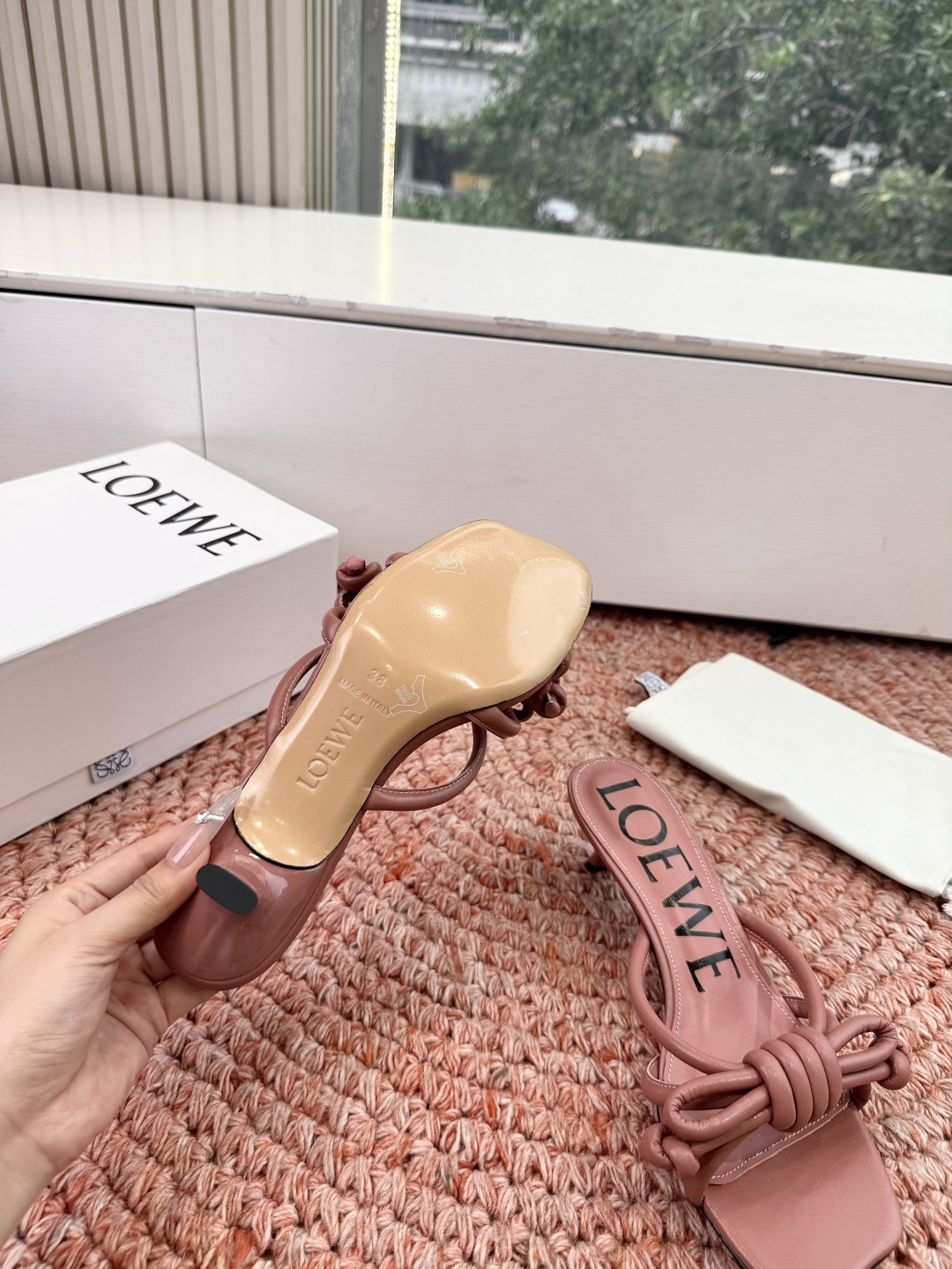 🌾G042顶级品质LOEWE 罗意威蝴蝶结复古感的拖鞋来啦！✔️饰以Anagram Pebble标志性元