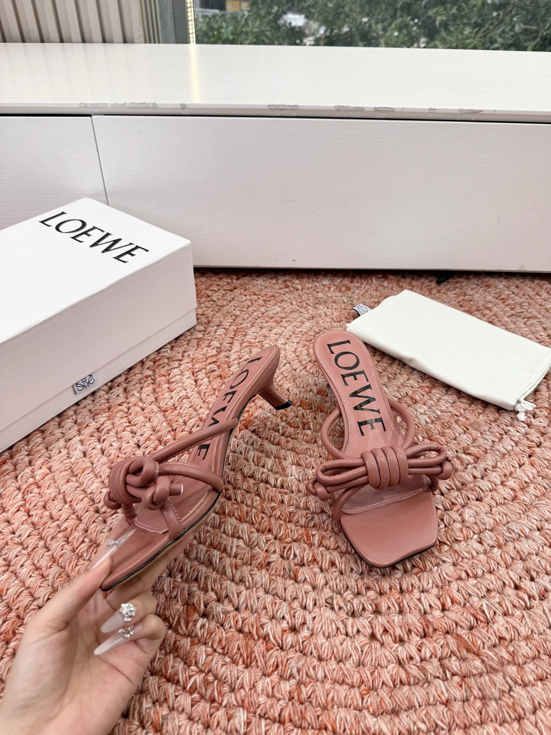 🌾G042顶级品质LOEWE 罗意威蝴蝶结复古感的拖鞋来啦！✔️饰以Anagram Pebble标志性元