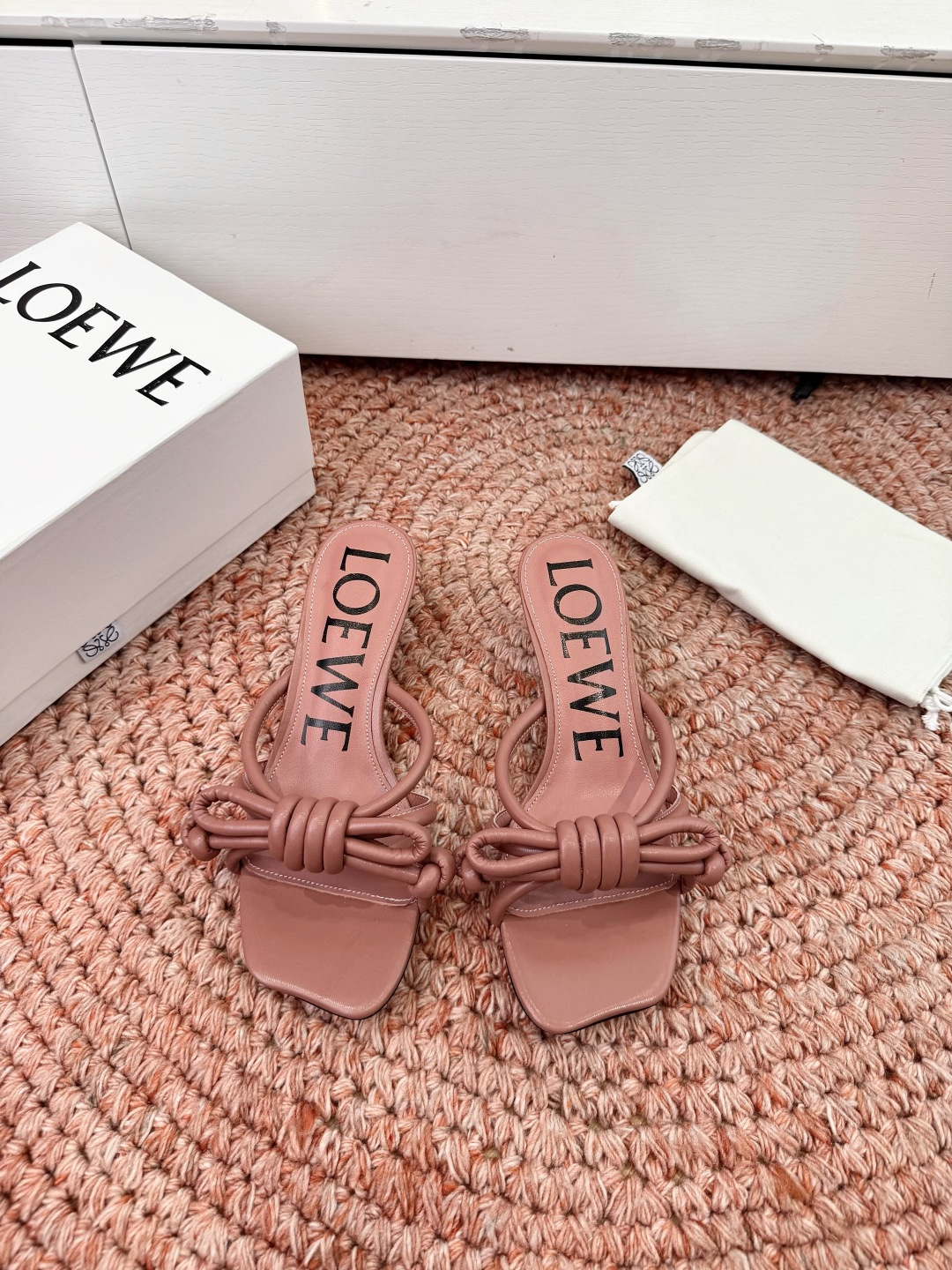 NO:786331,LOEWE's retro-looking slippers with bows are here!  The new sandals decorated with Anagram Pebble's iconic elements show elegance, and the design is inspired by the shoulder straps of the Pebble handbag. The upper is decorated with a large bow. The fabric is made of sheepskin and the inner sheepskin greatly improves the wearing comfort. Sole 35-41 (40.41 customization is non-returnable), slippers, loewe, loewe, sandals, slippers, sheepskin19860909LOEWE 罗意威蝴蝶结复古感的拖鞋来啦！ 饰以Anagram Pebble标志性元素的新款凉鞋尽显 优雅气质,设计灵感源自Pebble手袋的肩带 鞋面饰大号蝴蝶结 面料采用羊皮 内里羊皮 大大提升穿着舒适度 鞋底35-41(40.41定制不退不换),拖鞋,loewe,loewe,sandals,slippers,sheepskin,Women's Shoes