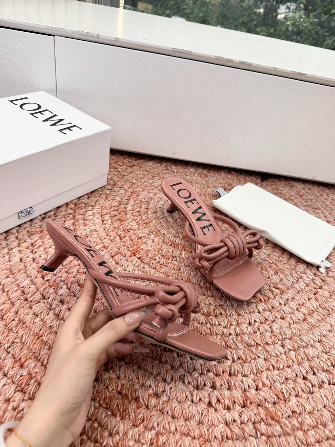 🌾G042顶级品质LOEWE 罗意威蝴蝶结复古感的拖鞋来啦！✔️饰以Anagram Pebble标志性元
