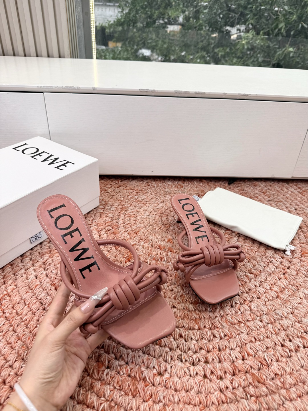 🌾G042顶级品质LOEWE 罗意威蝴蝶结复古感的拖鞋来啦！✔️饰以Anagram Pebble标志性元