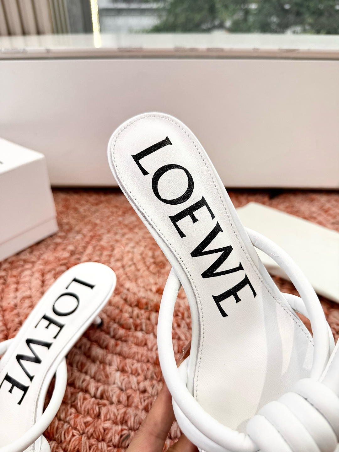 🌾G042顶级品质LOEWE 罗意威蝴蝶结复古感的拖鞋来啦！✔️饰以Anagram Pebble标志性元