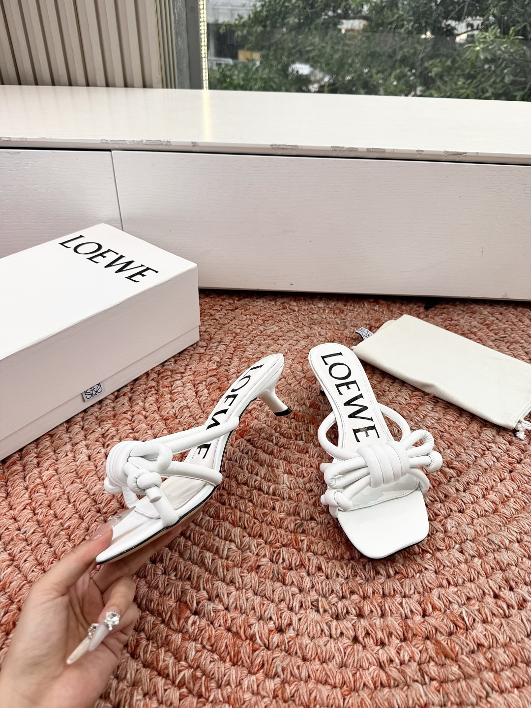 🌾G042顶级品质LOEWE 罗意威蝴蝶结复古感的拖鞋来啦！✔️饰以Anagram Pebble标志性元