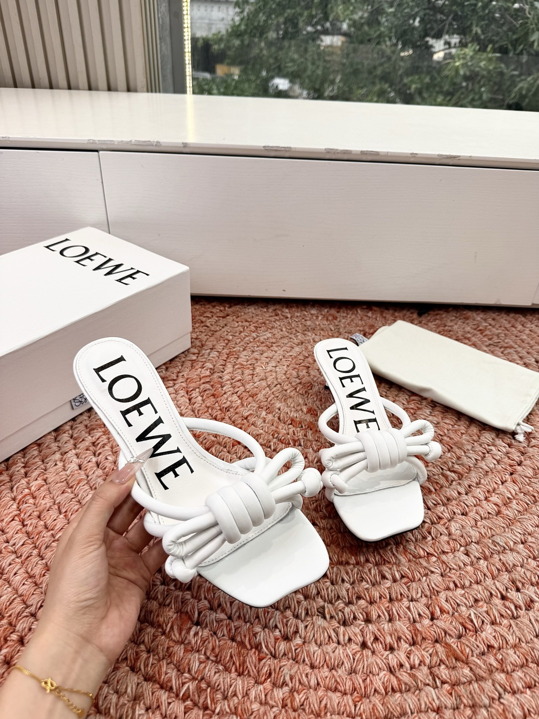 🌾G042顶级品质LOEWE 罗意威蝴蝶结复古感的拖鞋来啦！✔️饰以Anagram Pebble标志性元