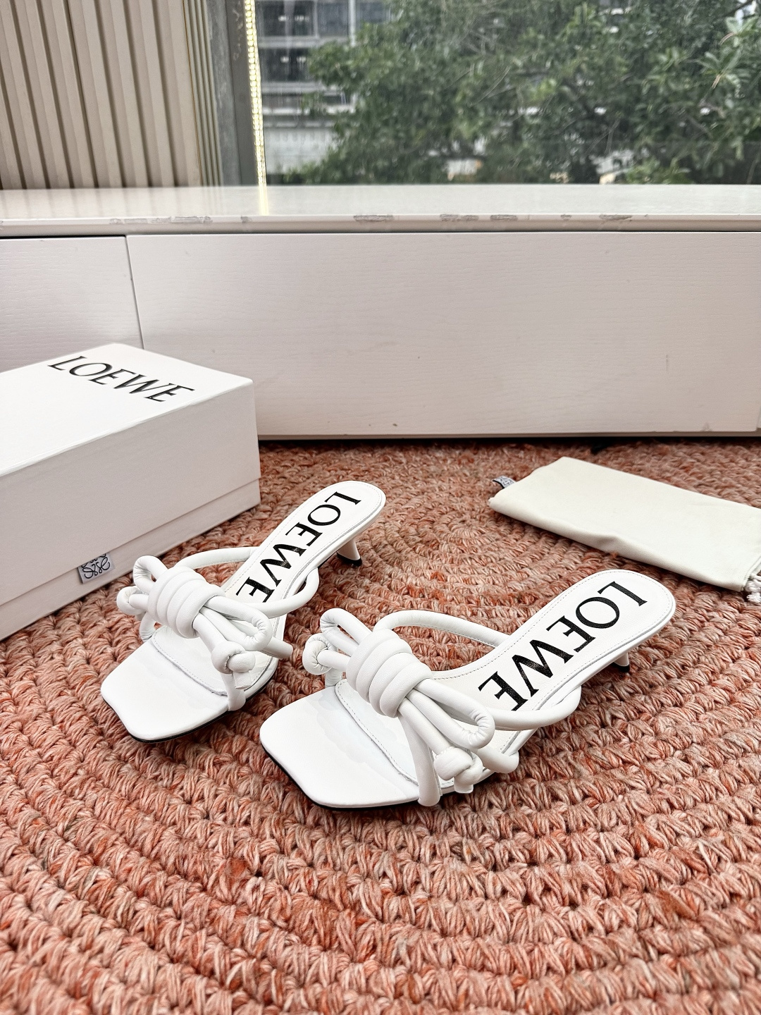 🌾G042顶级品质LOEWE 罗意威蝴蝶结复古感的拖鞋来啦！✔️饰以Anagram Pebble标志性元