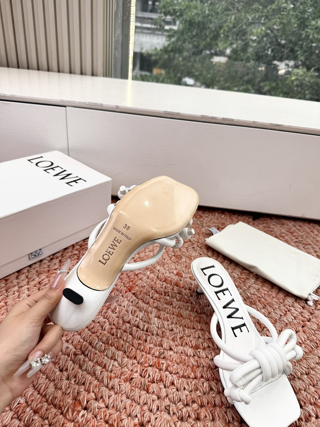 🌾G042顶级品质LOEWE 罗意威蝴蝶结复古感的拖鞋来啦！✔️饰以Anagram Pebble标志性元