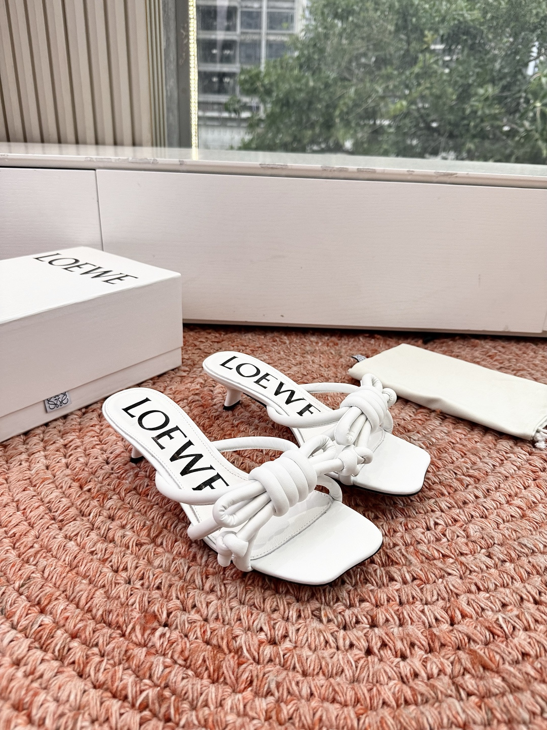 🌾G042顶级品质LOEWE 罗意威蝴蝶结复古感的拖鞋来啦！✔️饰以Anagram Pebble标志性元