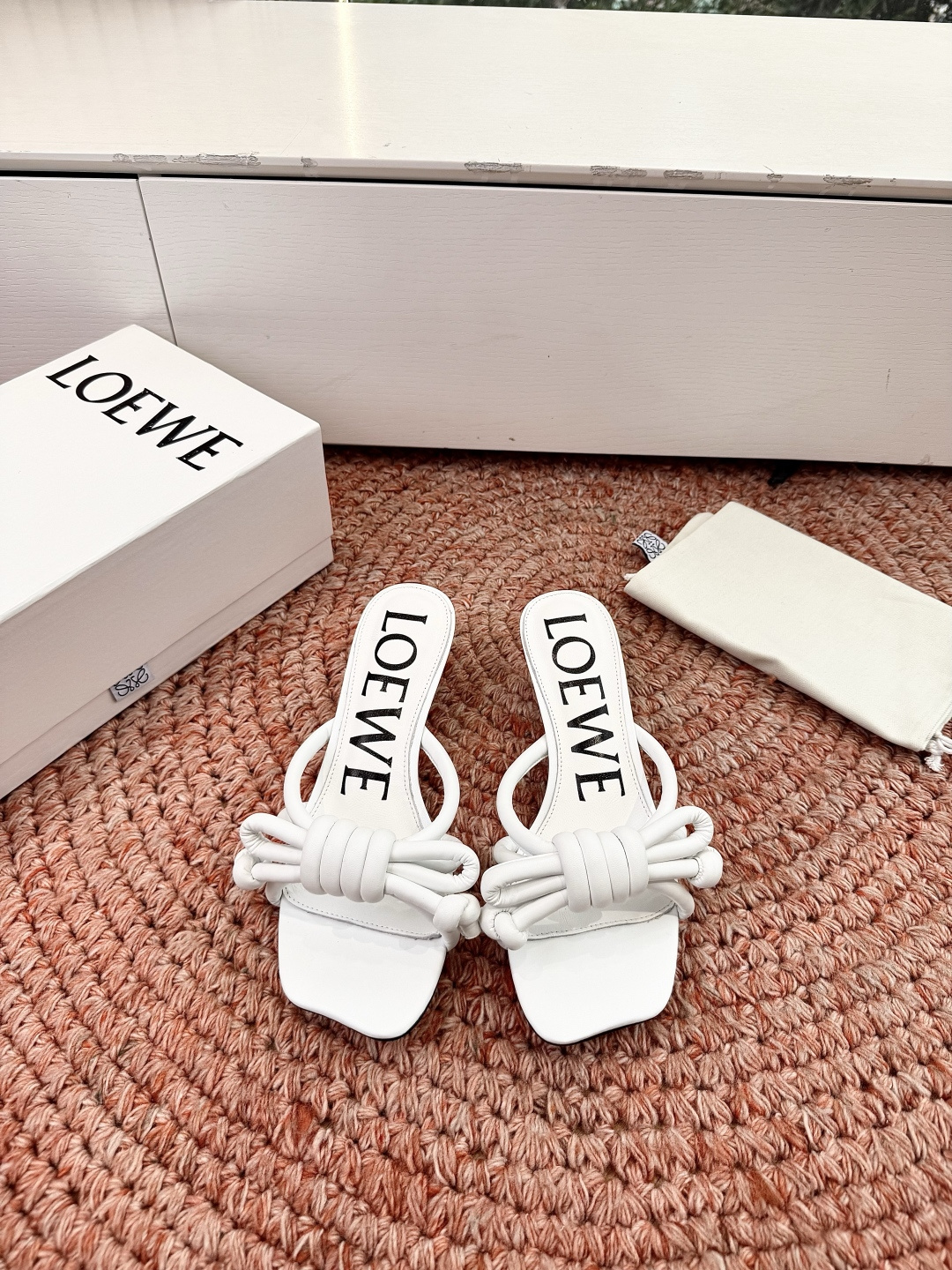 🌾G042顶级品质LOEWE 罗意威蝴蝶结复古感的拖鞋来啦！✔️饰以Anagram Pebble标志性元