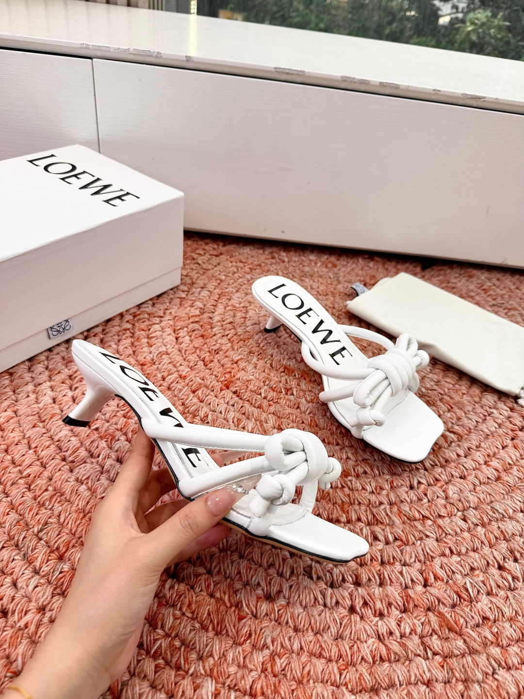 🌾G042顶级品质LOEWE 罗意威蝴蝶结复古感的拖鞋来啦！✔️饰以Anagram Pebble标志性元